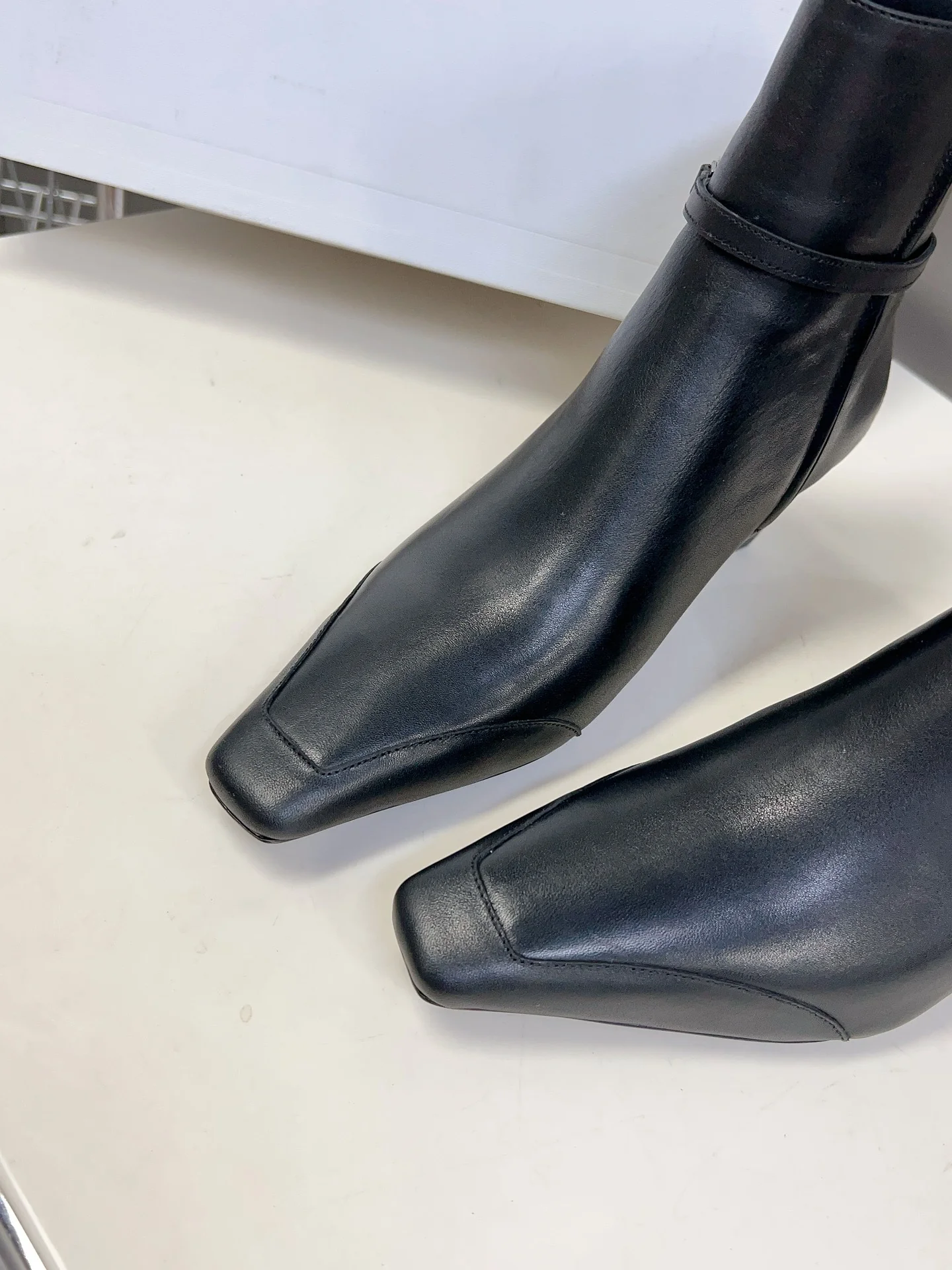 Новинка сезона ?Ранняя осень 2023? от Celine: ботильоны на низком каблуке с острым носком, черная кожа.