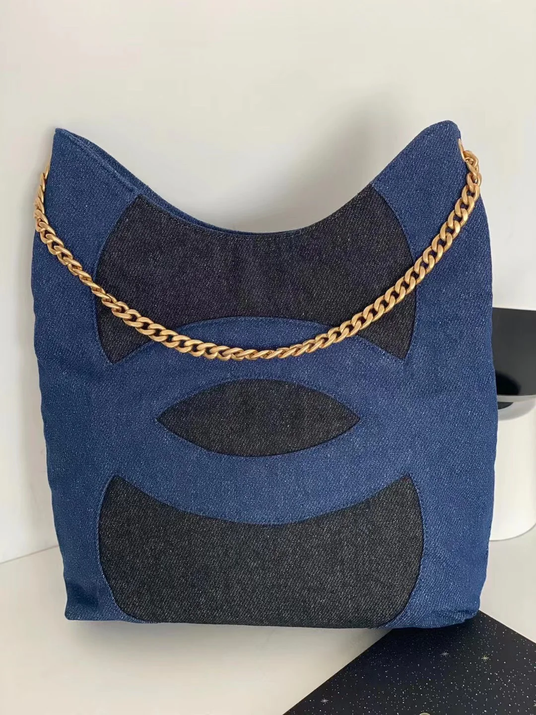 Коллекция Chanel Весна/Лето 2023 - Синяя джинсовая сумка-тоут - Синяя отделка с черным основанием