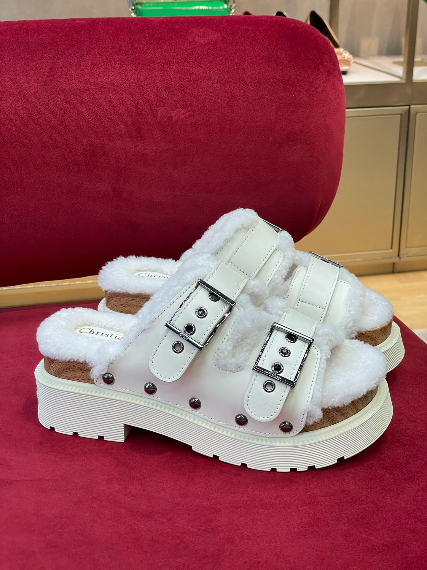 Dior - Новинка сезона осень/зима 2022 - Деревянные сабо и шерстяные тапочки