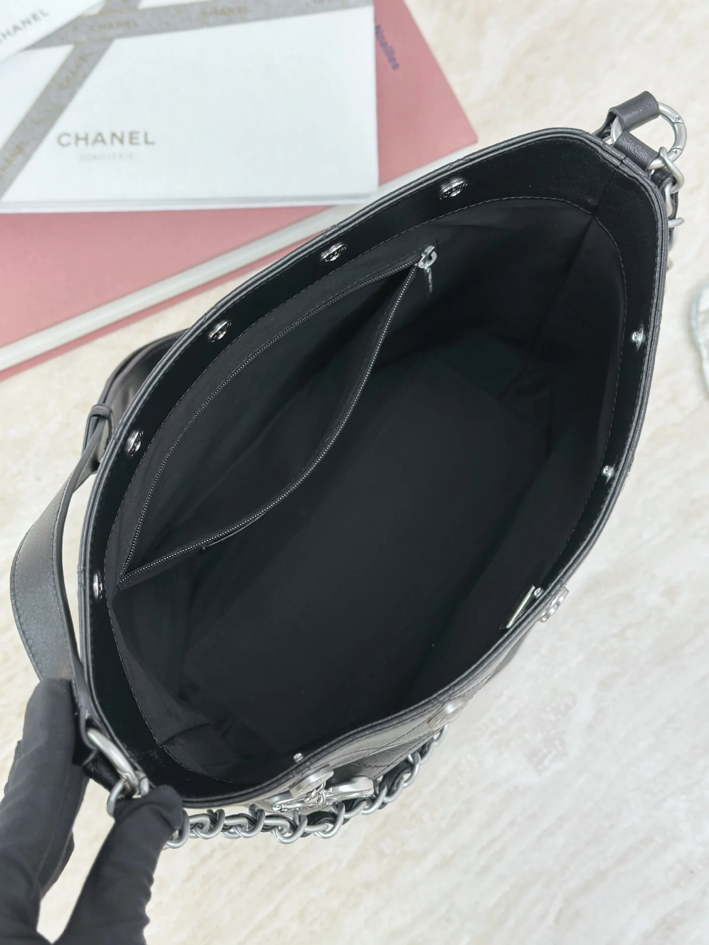 Сумка Chanel в стиле хиппи с золотой монетой 25 пенсов — черно-серебряная.