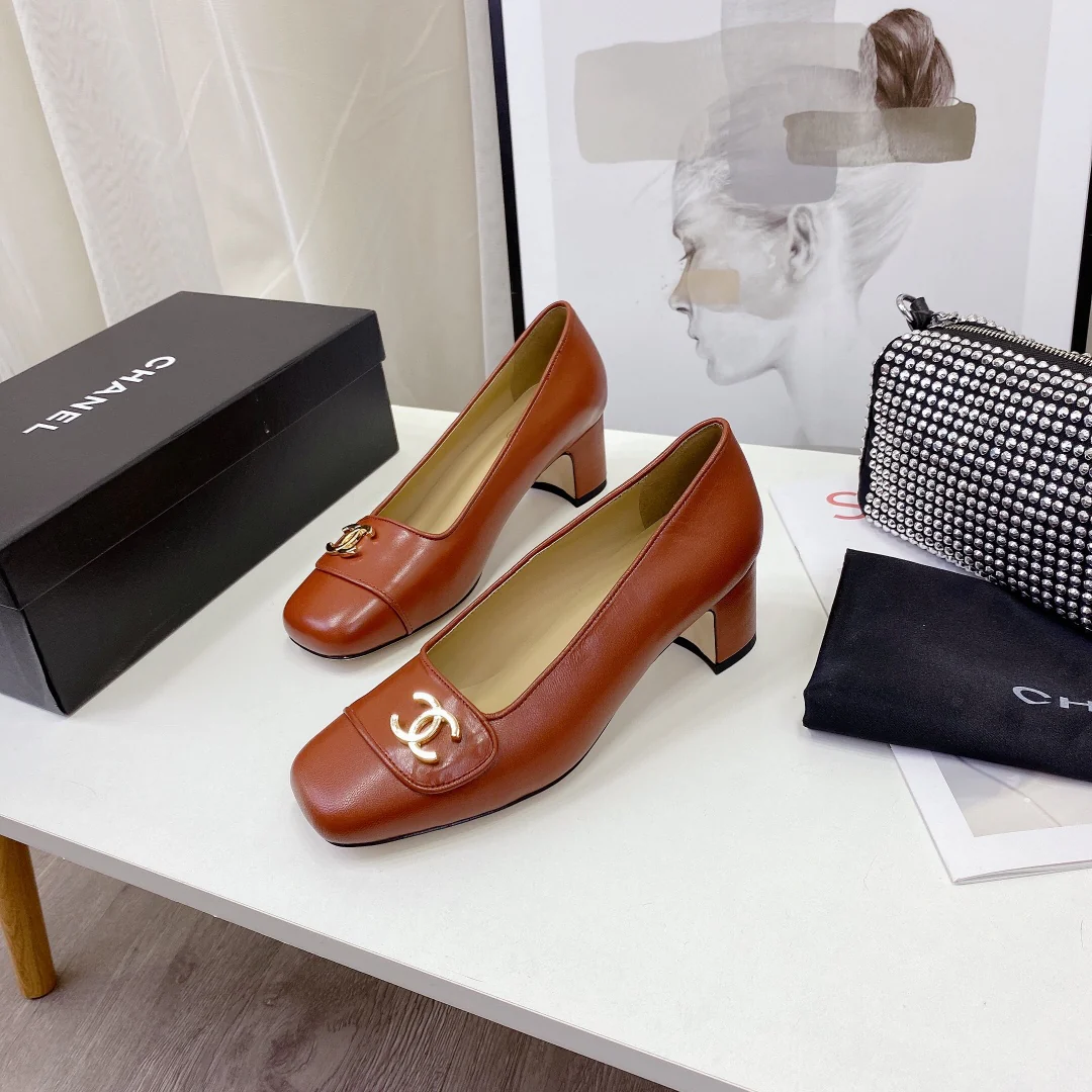 Классические туфли Chanel на массивном каблуке — модель, представленная на показе мод в Милане — 5 см