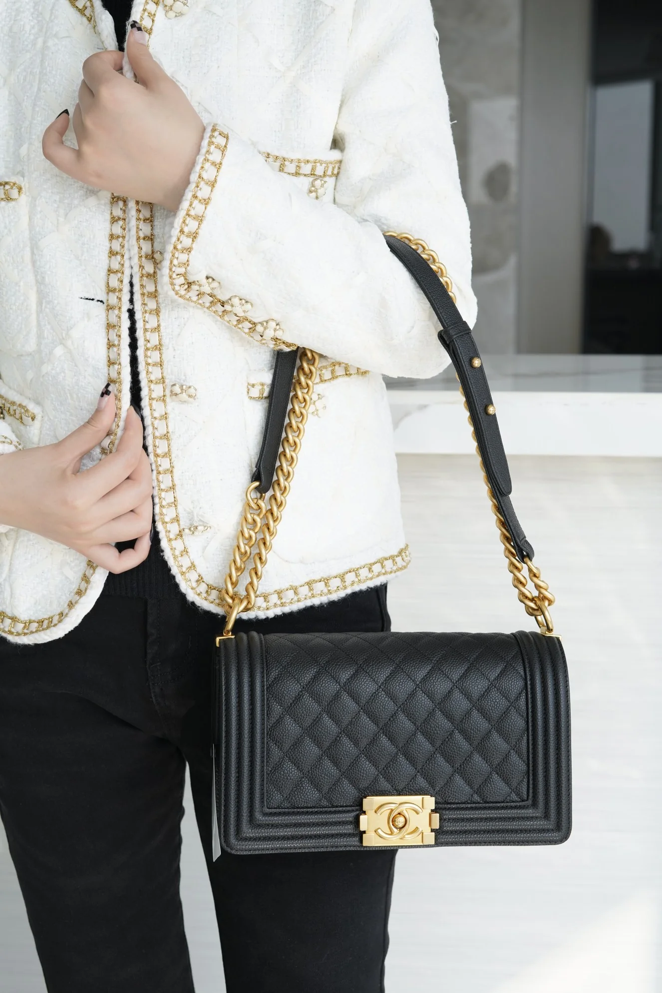 Часы Chanel Le Boy из коллекции Le Boy - из черной кожи личи с винтажной золотой пряжкой - 25 см