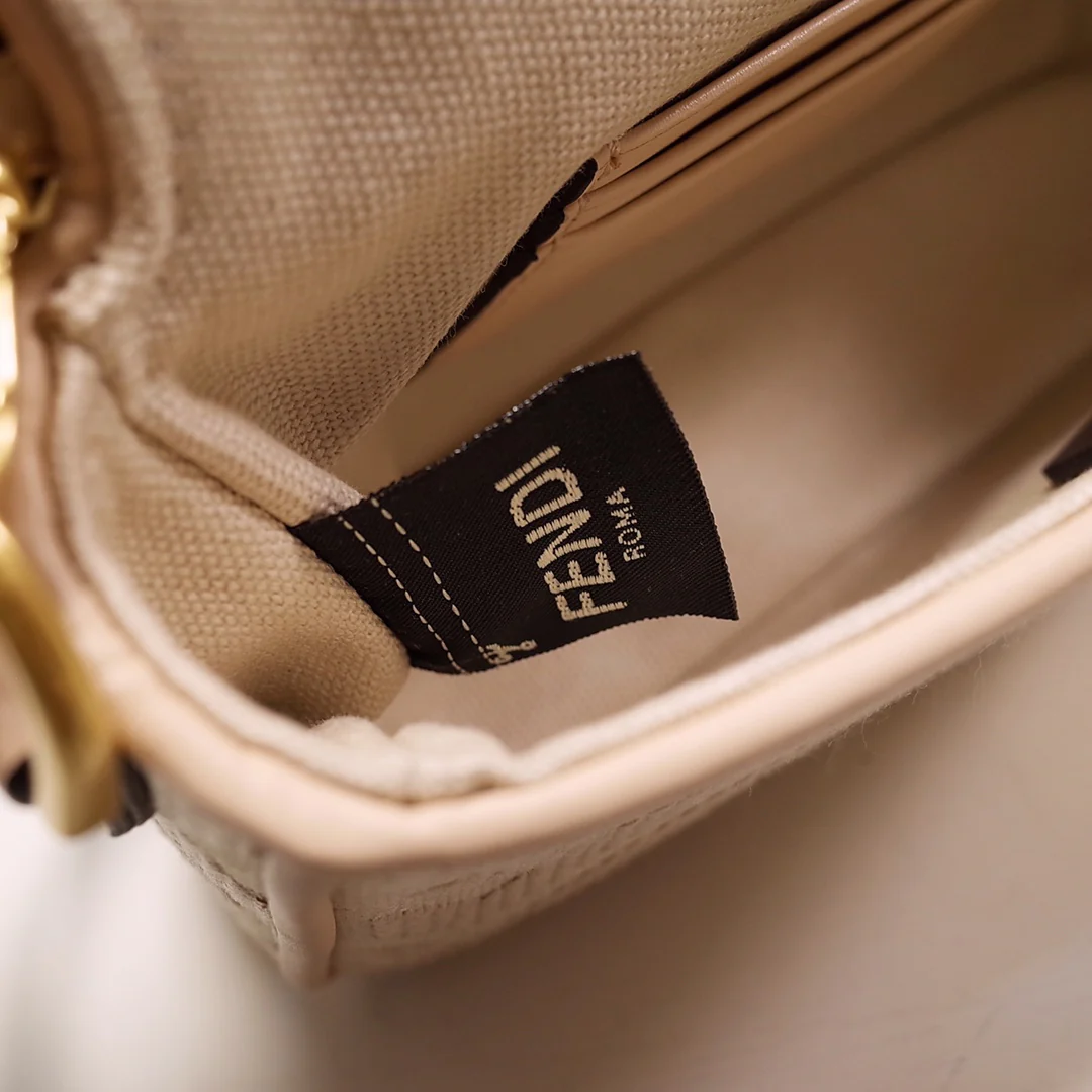 Сумка Fendi Baquette, маленькая, из розового холста.