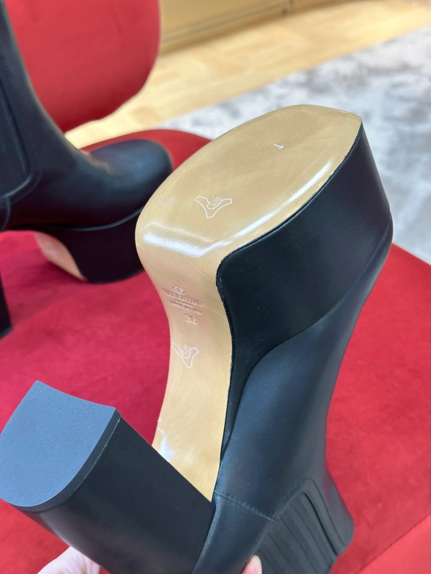 Новинка сезона осень/зима 2022 от Valentino - Ботильоны на высоком каблуке - Черные