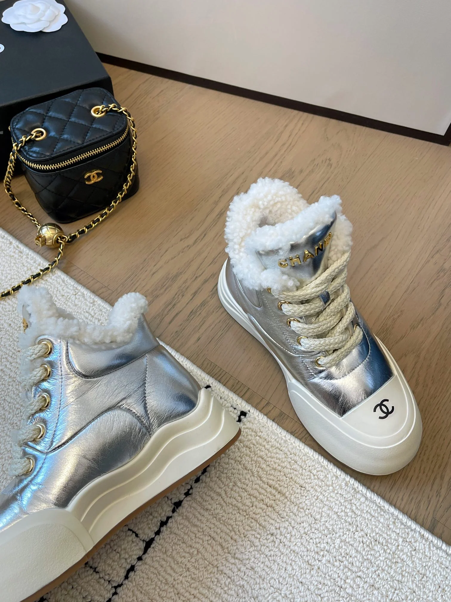 Туфли-лодочки Chanel 2024 на платформе из шерсти, серебристые.