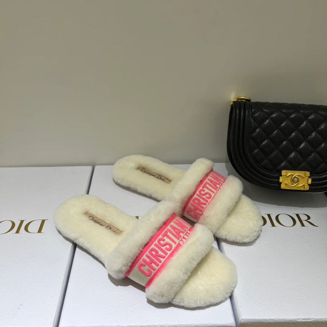 Dior - Новинка сезона осень/зима 2022 - Шерстяные тапочки - 1