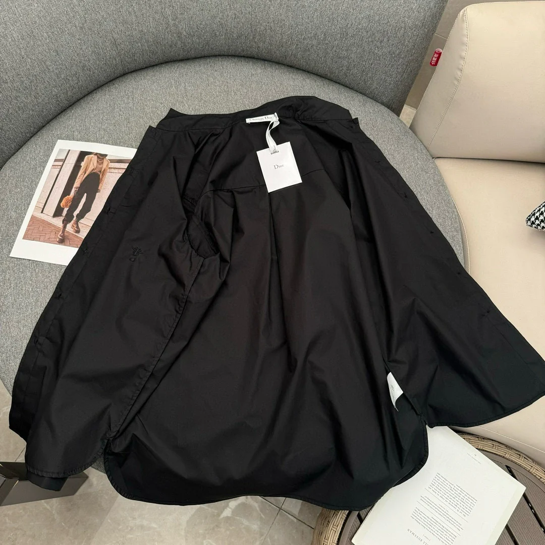 Хлопковая рубашка Dior с отложным воротником-стойкой из коллекции Весна/Лето 2024 — черная.
