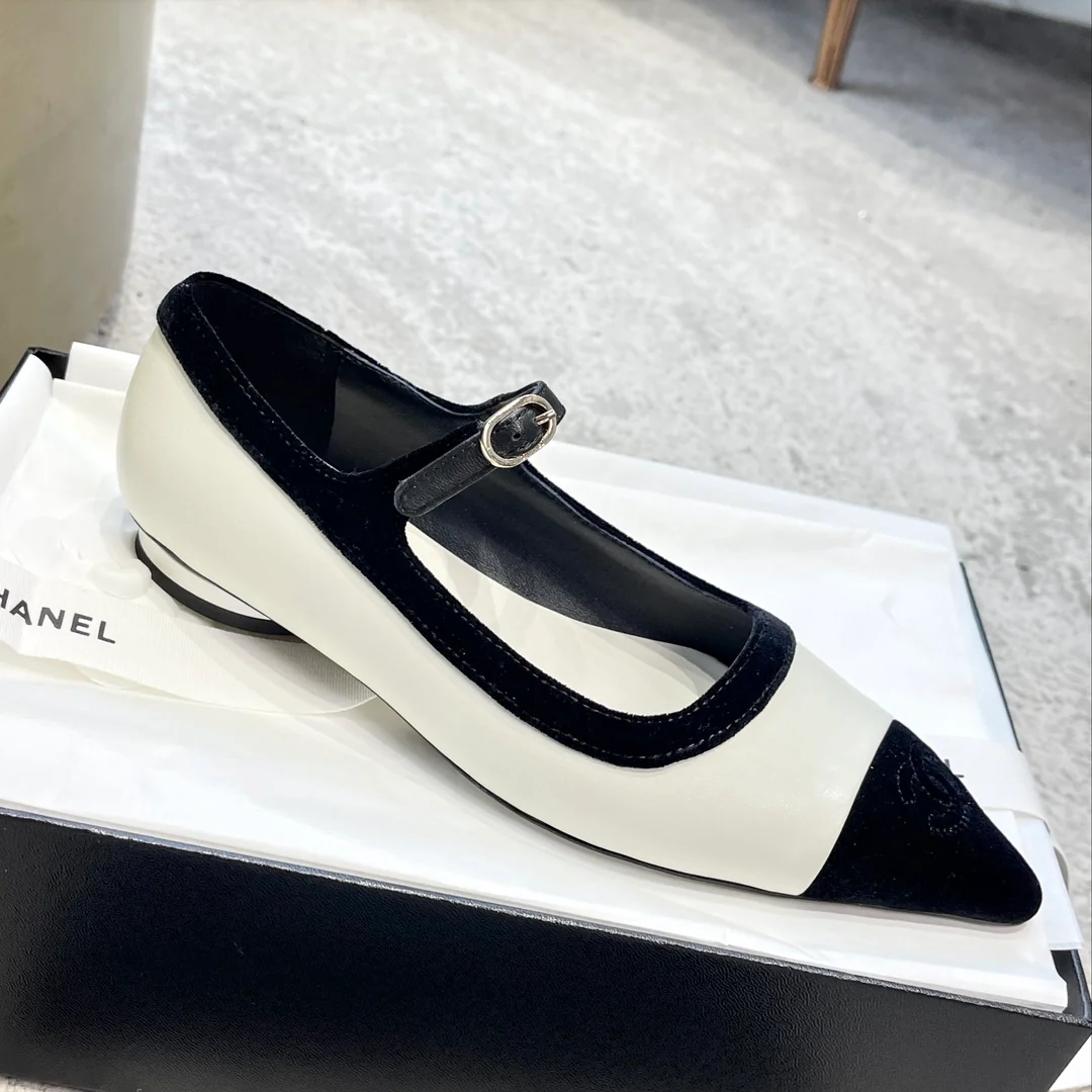Новинка весны 2023 года от Chanel — туфли-мэри-джейн с острым носком.