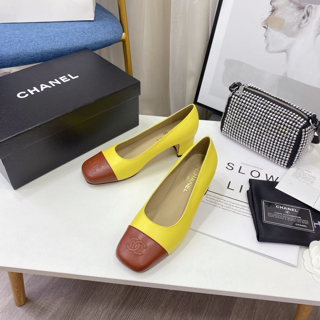 Классические туфли Chanel на массивном каблуке с цветовыми блоками — модель, представленная на показе мод в Милане — желтые — 5 см