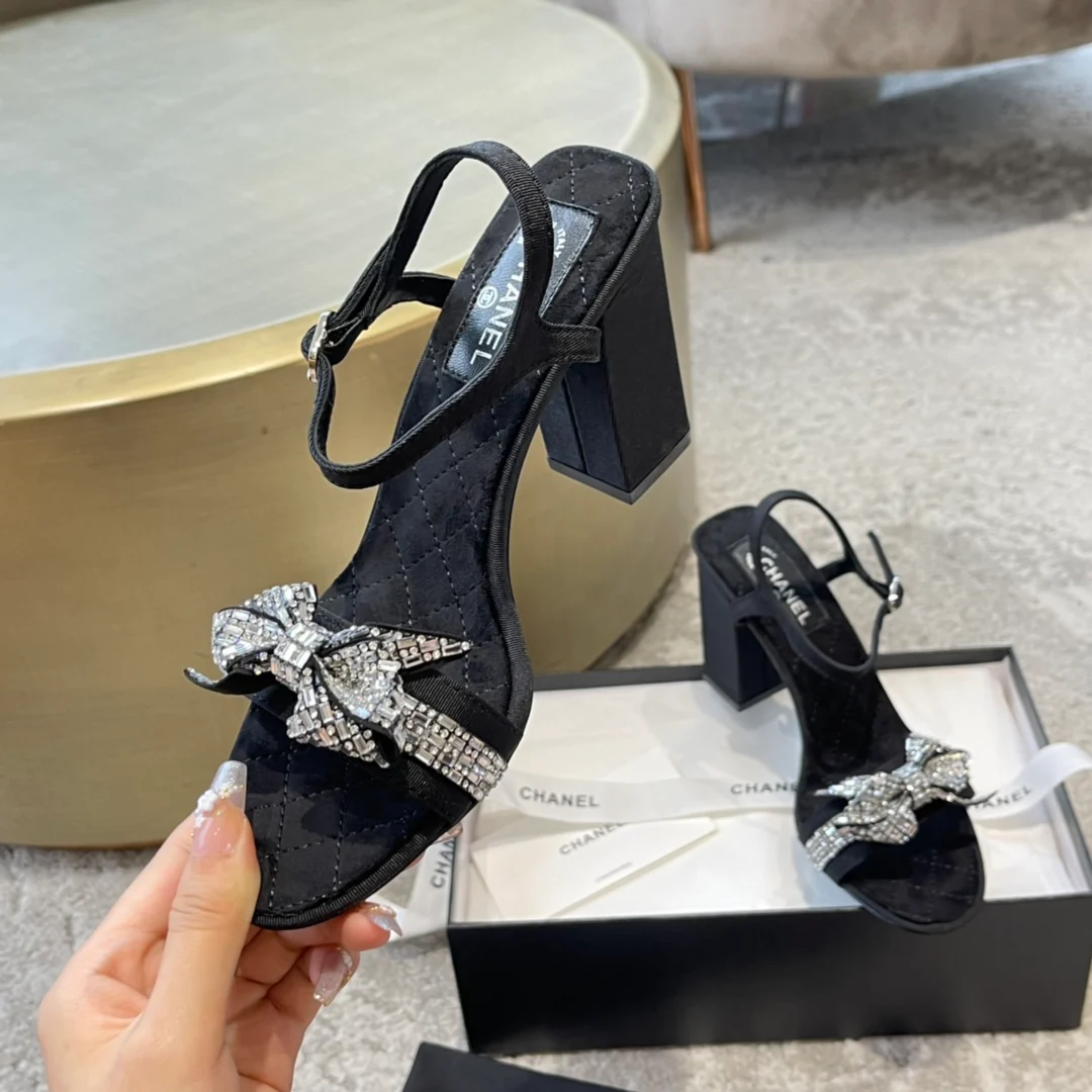 Новинка сезона весна/лето 2023 от Chanel - Босоножки на массивном каблуке с бантом из кристаллов и страз - высота 8-5 см - Черные