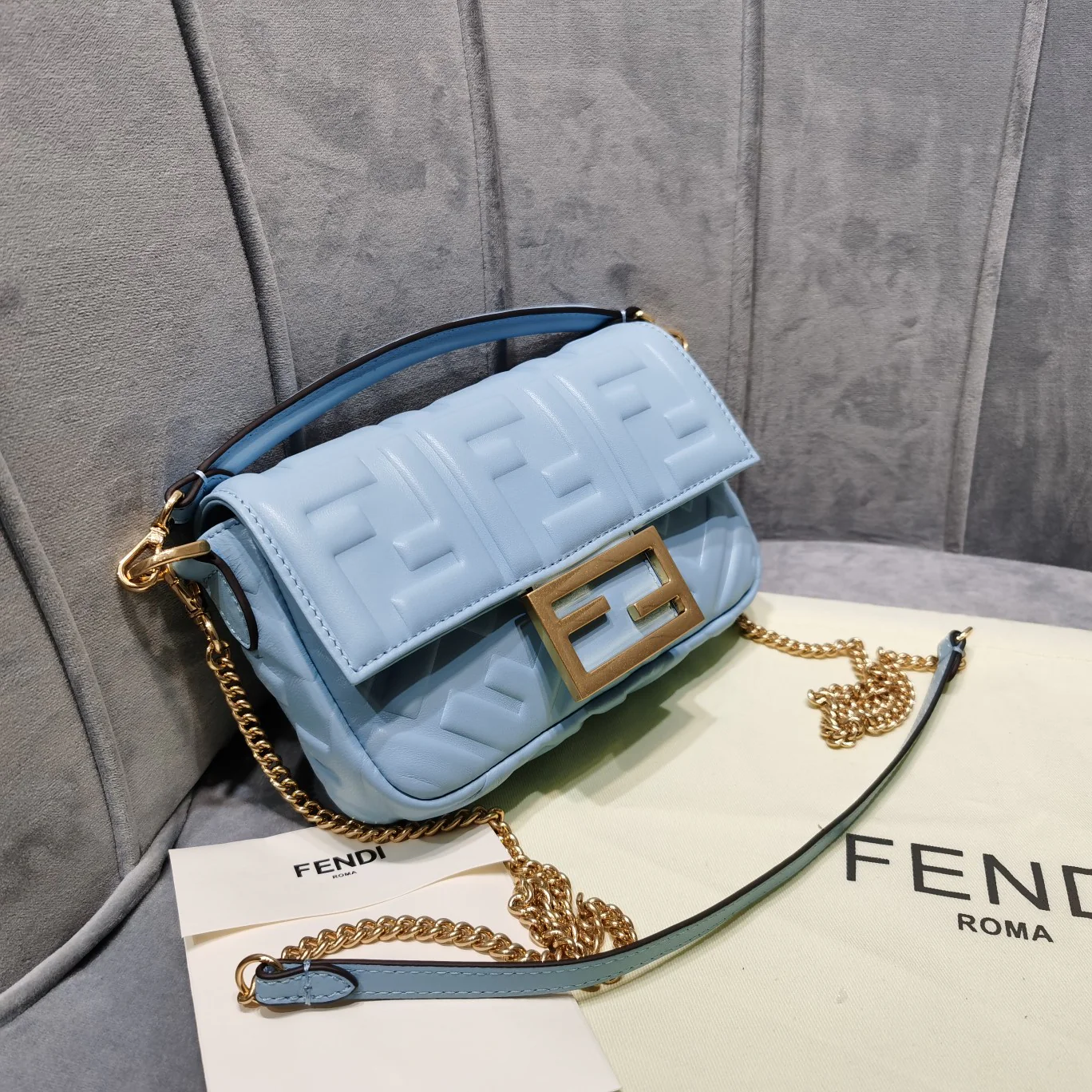 Маленькая синяя кожаная сумка Fendi Baguette