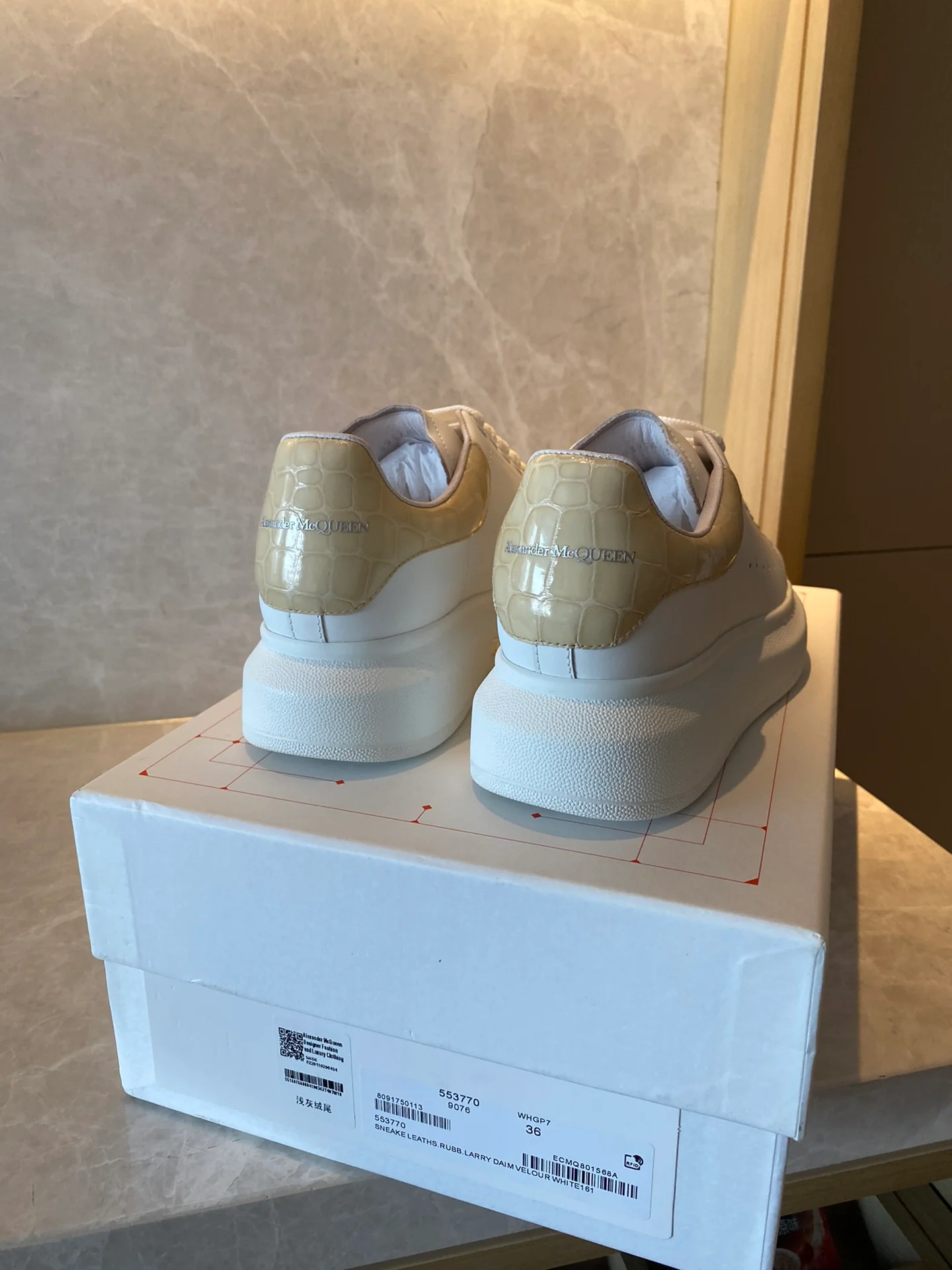 Классические белые кроссовки McQueen - на каблуке-резинке - в клетку - желтые