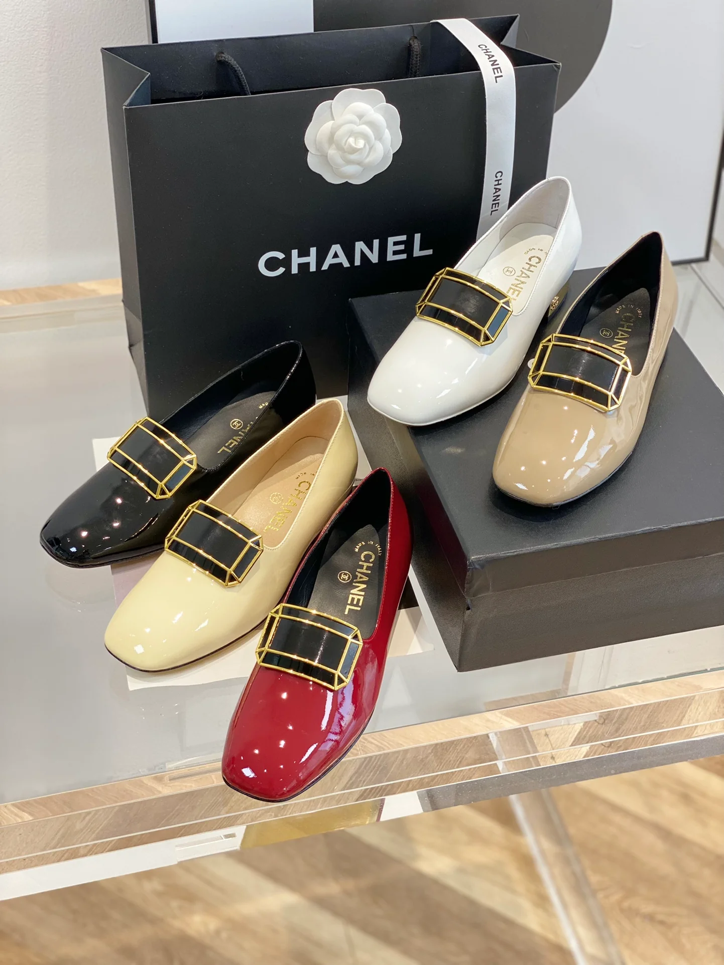 Chanel - Лоферы с пряжкой, украшенной драгоценными камнями