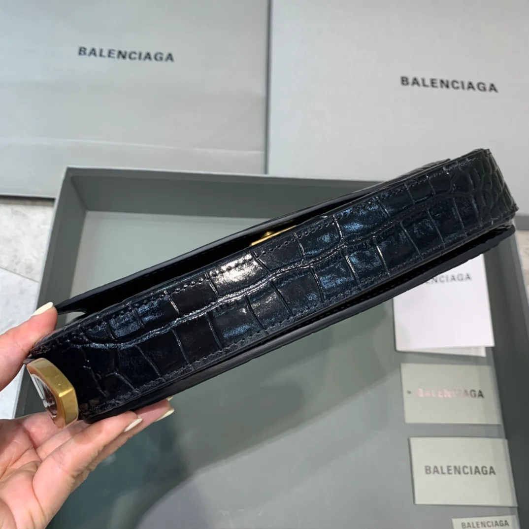 Сумка Balenciaga Ghost Bag - сумка через плечо из коровьей кожи с тиснением под крокодила.