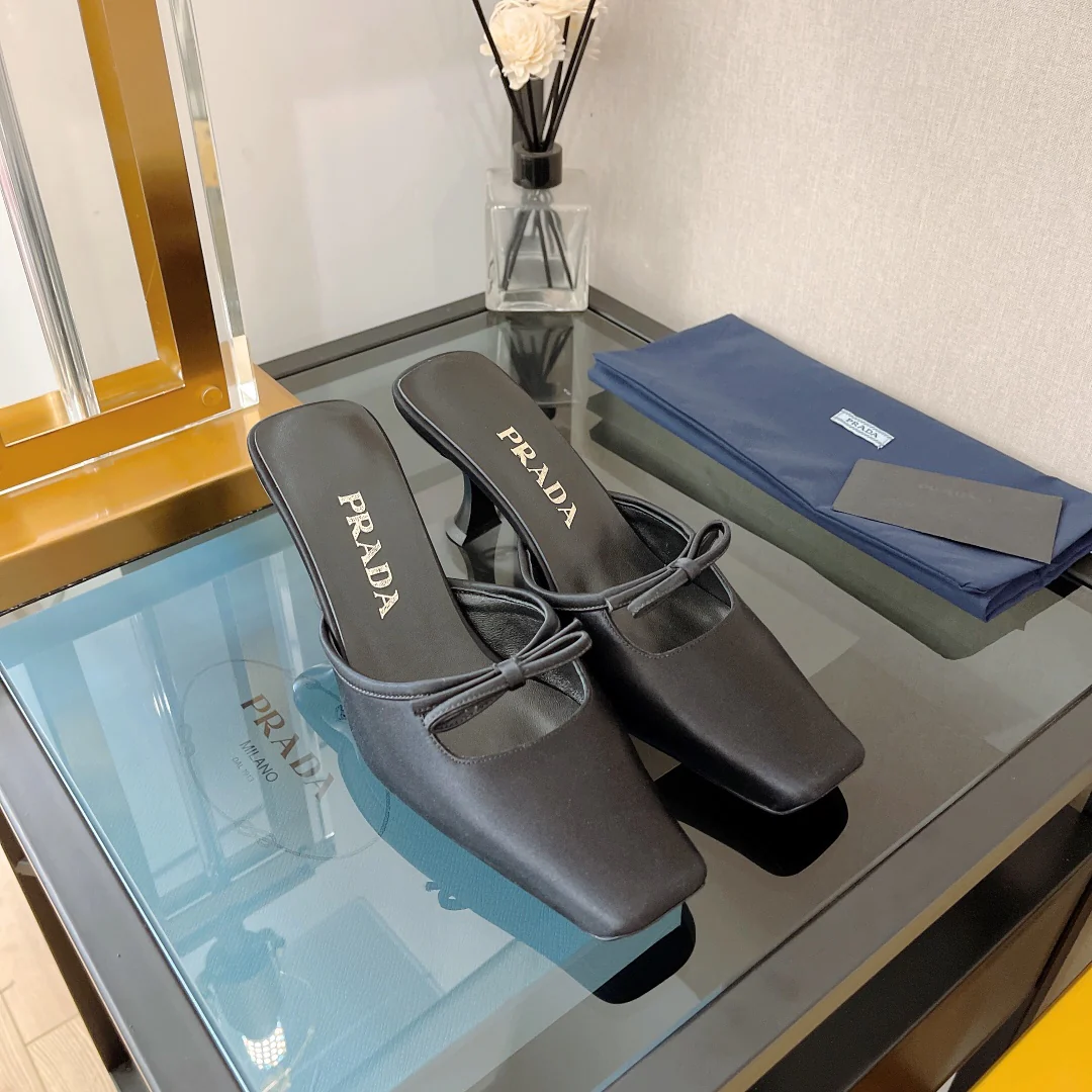 Prada - Новинка весны 2022 года - Сандалии на закрытом каблуке