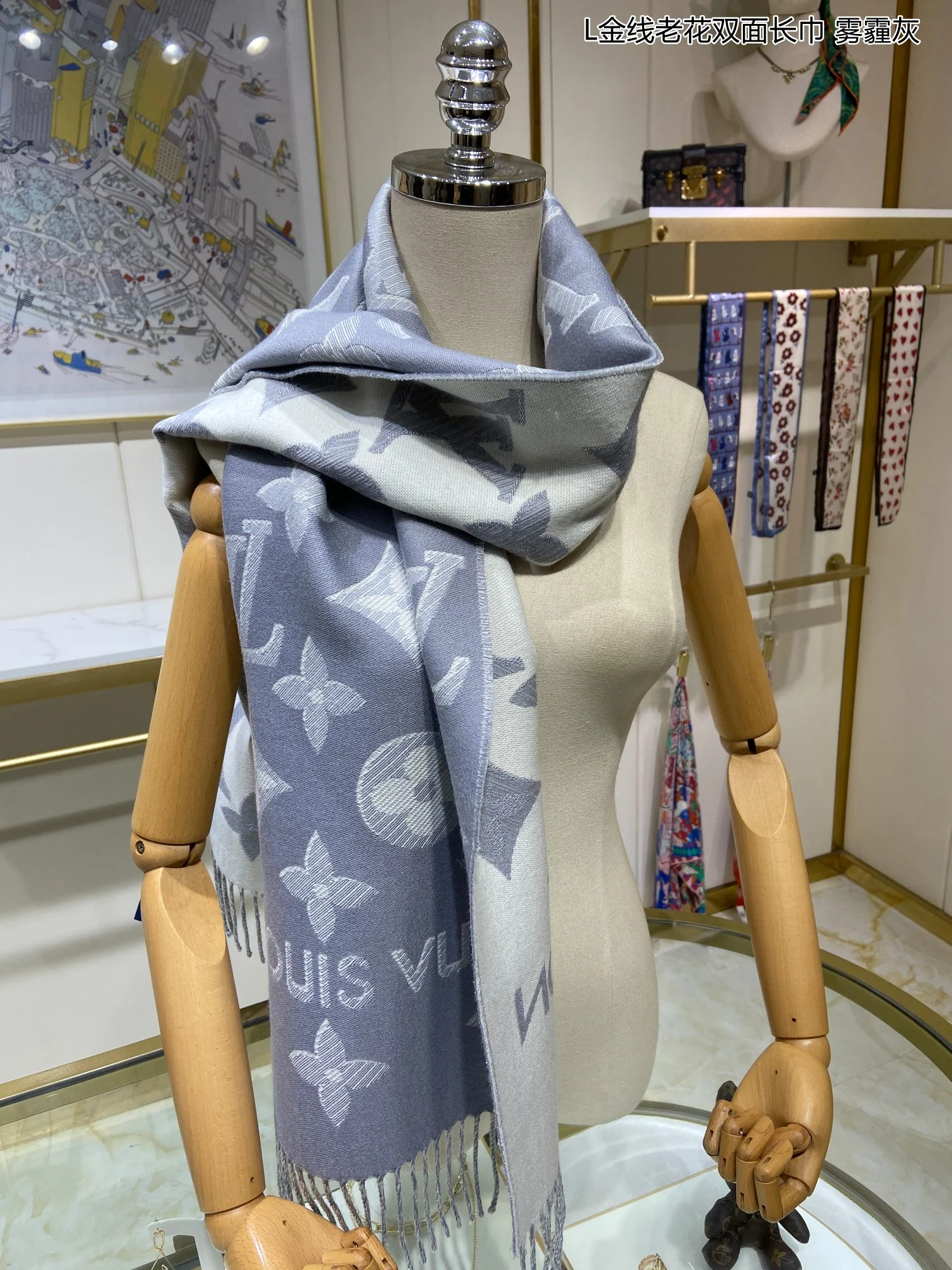 Двусторонний шарф LV с золотой нитью и монограммой - серый.