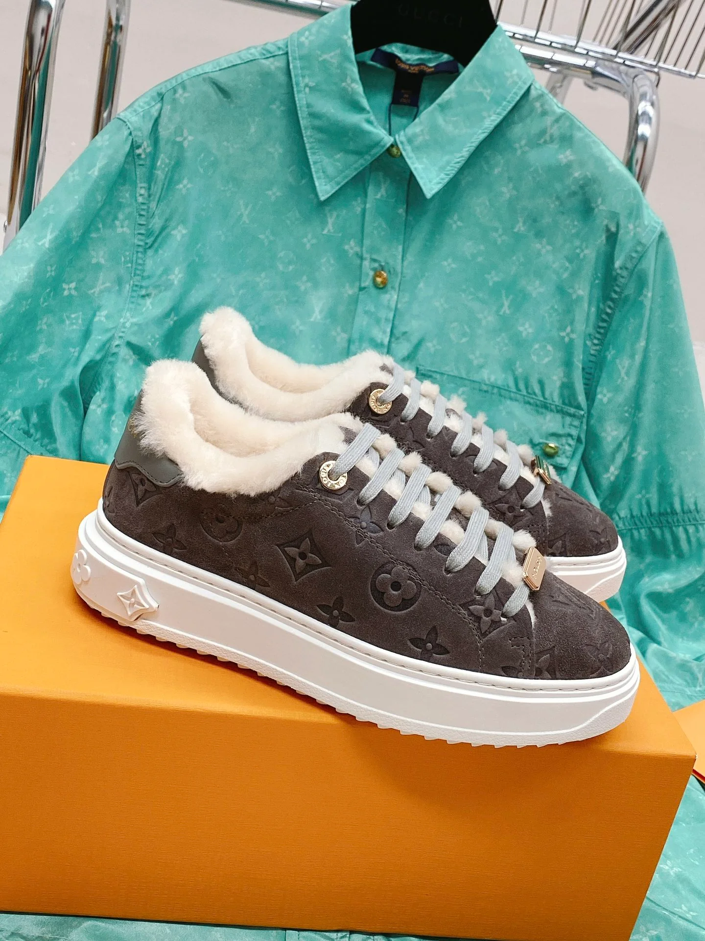 Новинка осенне-зимней коллекции LV 2022 — повседневные туфли на тиснёной платформе — коричневые.