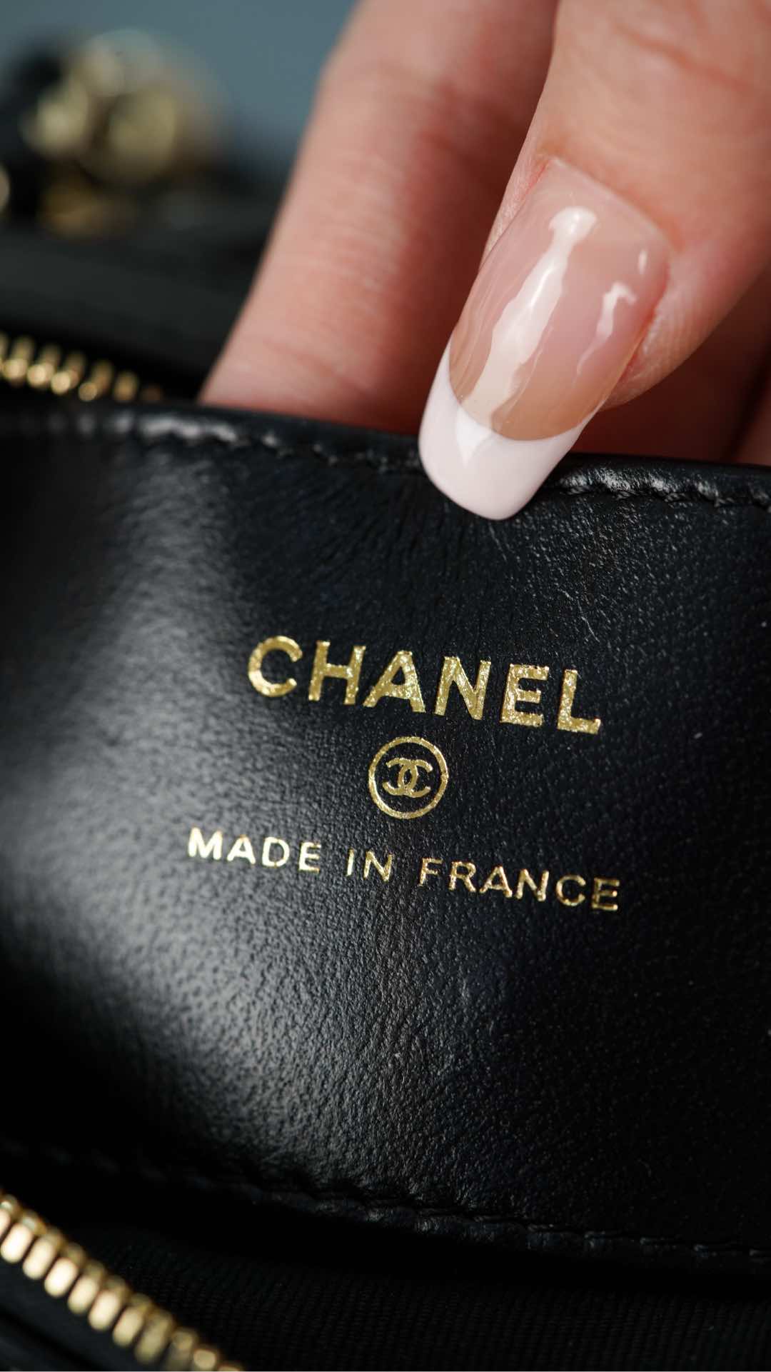 Сумка Chanel 25c Boston Bowling Bag — черно-золотая.