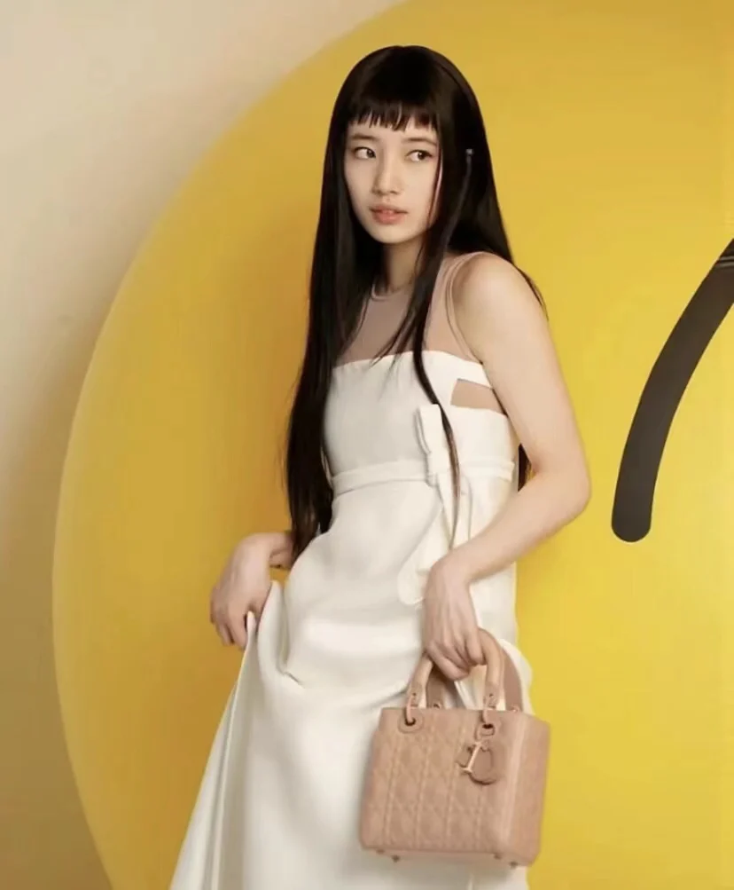 Миниатюрная женская сумочка Dior, сумка Princess Dior с четырьмя отделениями, 20 см, цвет молочного чая с ромбовидным принтом.