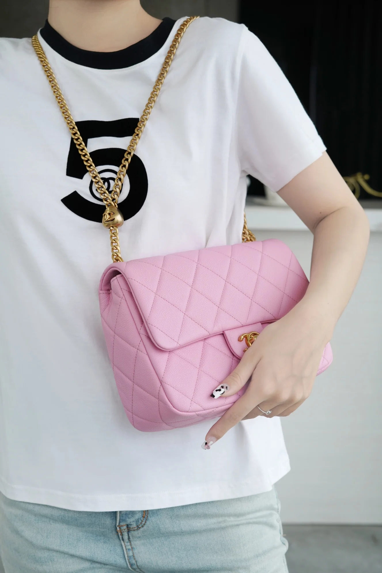 Новинка сезона весна/лето 2023 от Chanel - Сумка на цепочке в форме сердца - CF Bag - Светло-розовая - 24 см