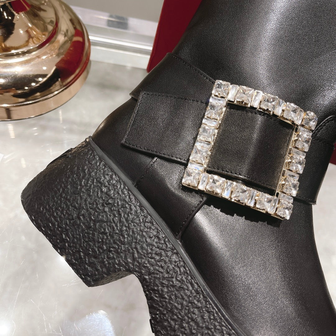 Мотоциклетные ботинки на толстой подошве с металлическими пряжками.