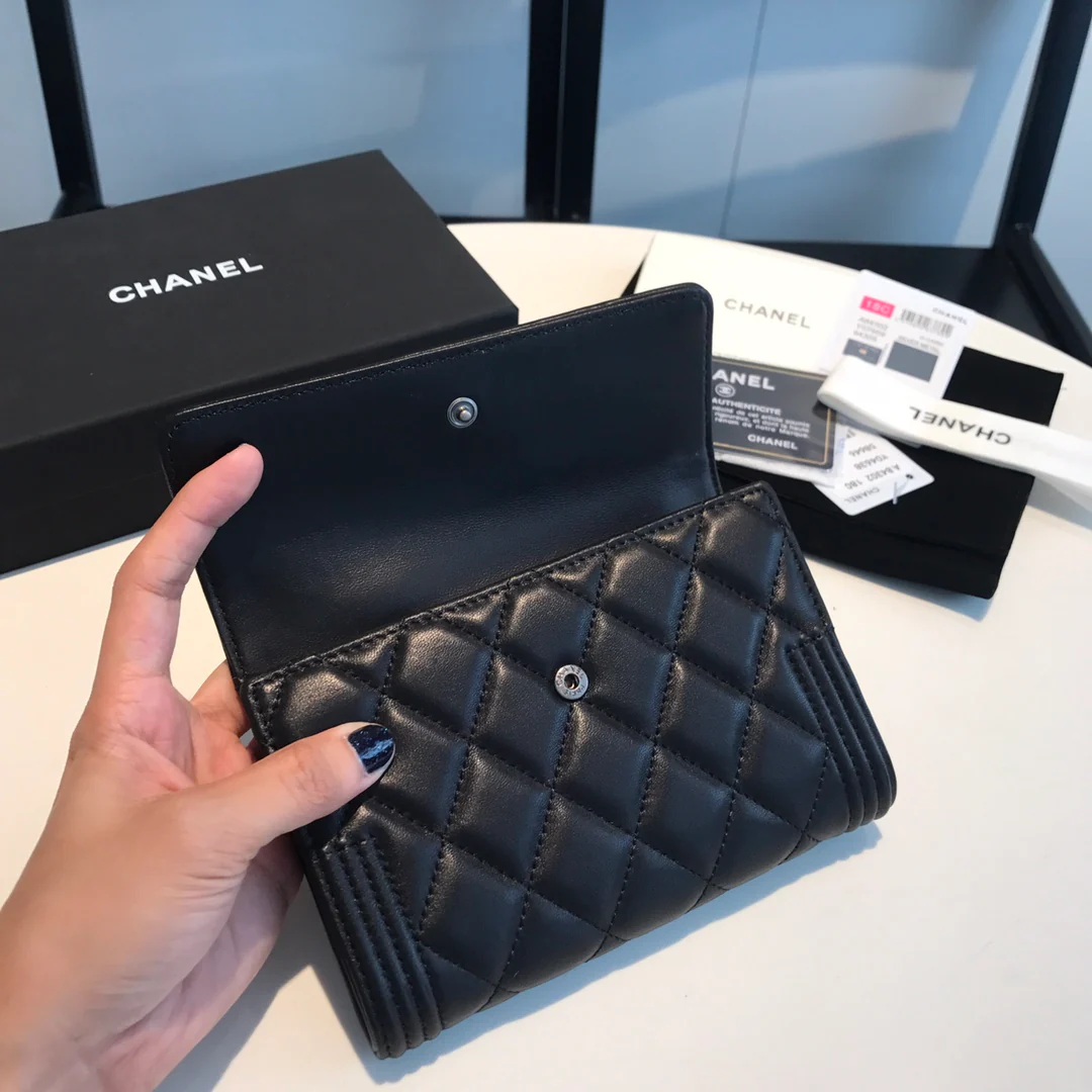 Чехол Chanel Le Boy Tri-fold Frame - из черной овечьей кожи с золотой пряжкой.