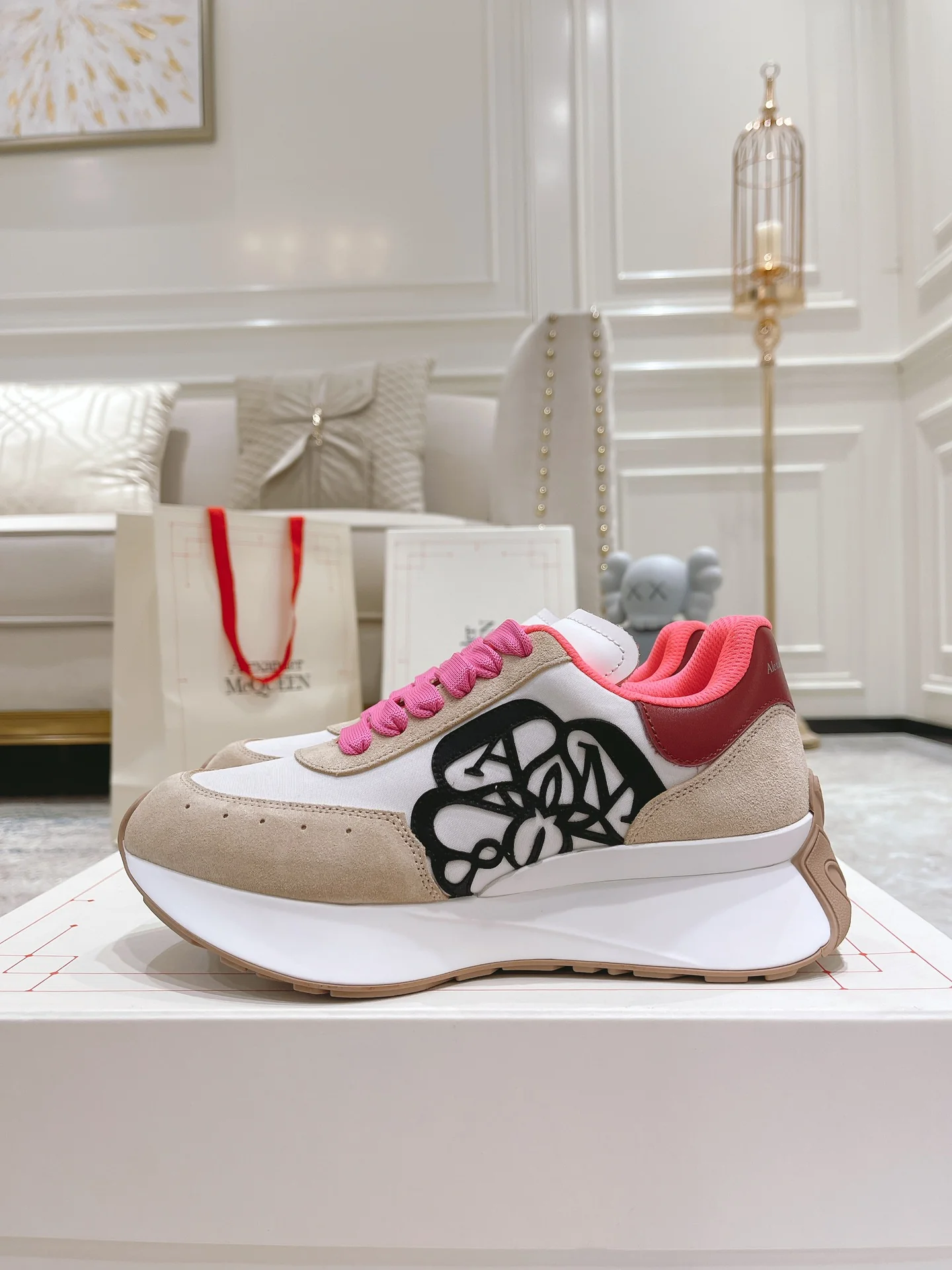 Кроссовки McQueen 2022 года на платформе с буквенным рисунком, белые - унисекс - 1