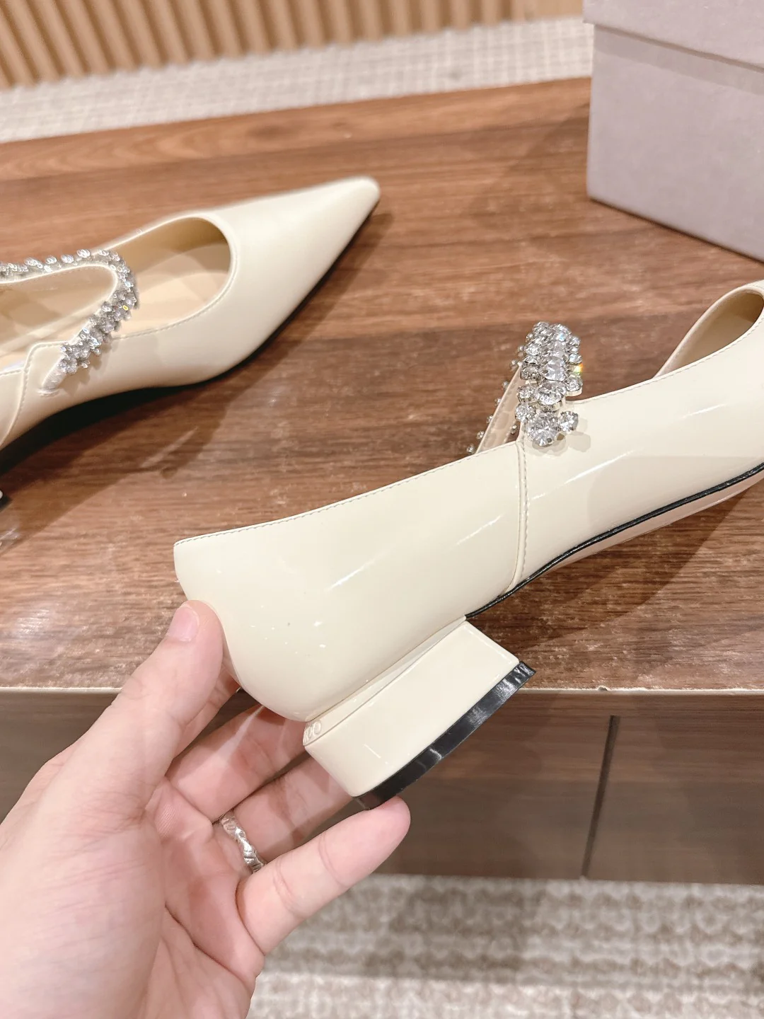 Туфли Jimmy Mary Jane с хрустальным колье на одной лямке — белые.