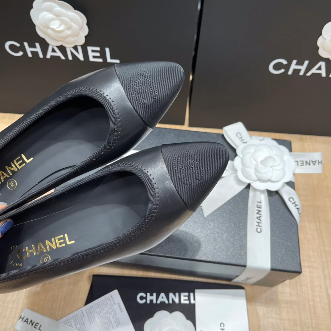 Chanel - Черные балетки с острым носком