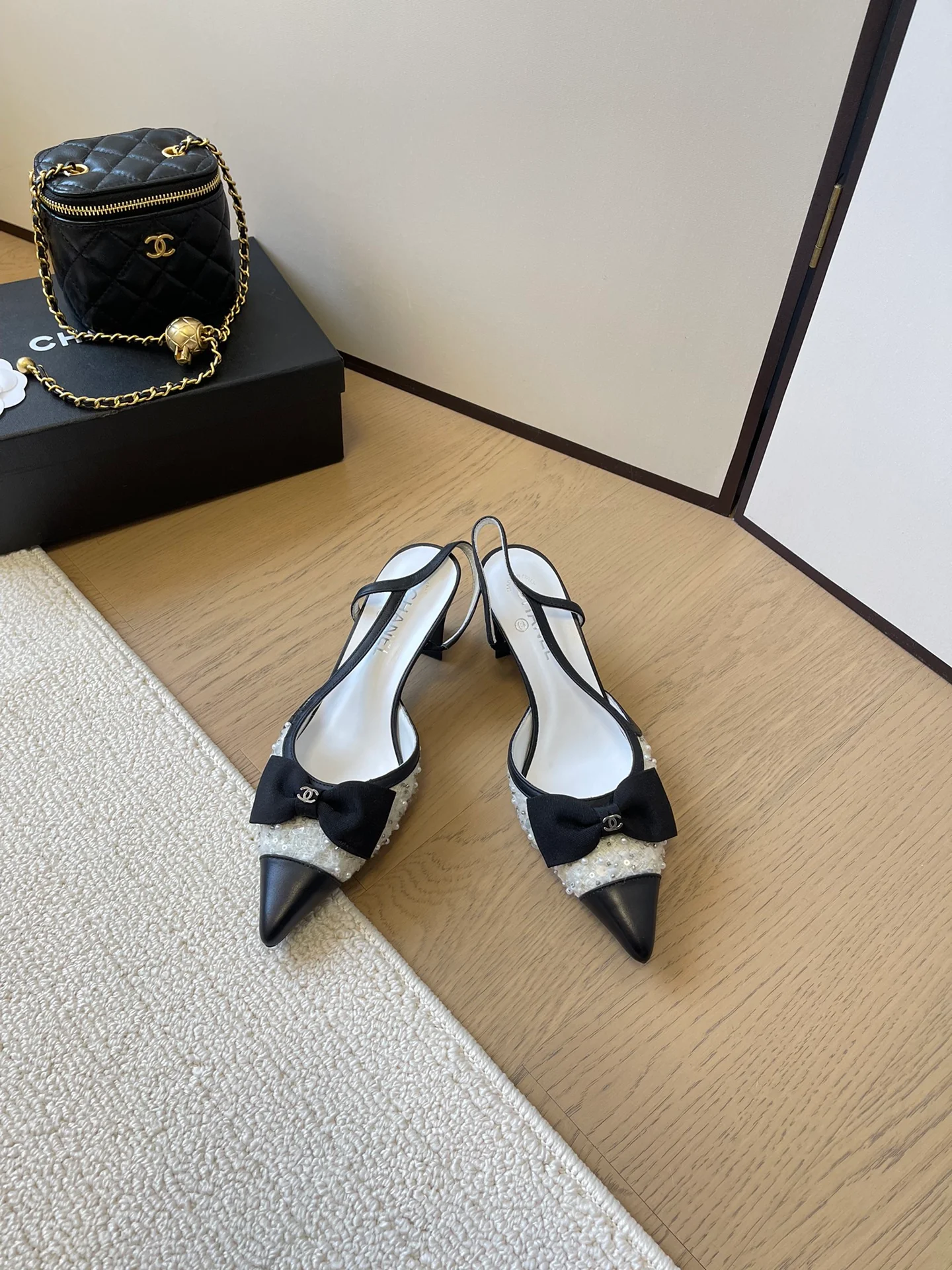 Туфли на высоком каблуке Chanel 2024 с острым носком и лентой - черные