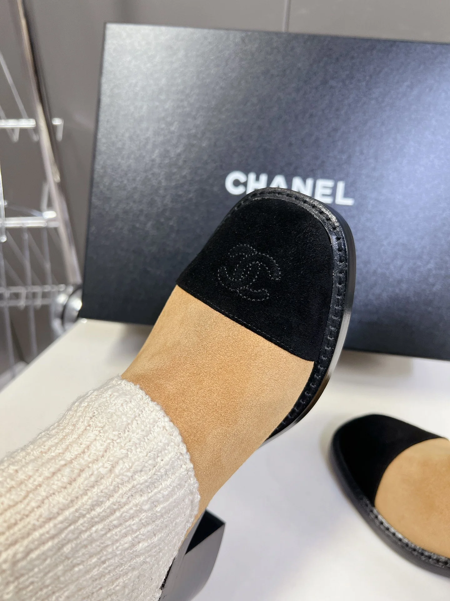 Ботильоны-носки на высоком каблуке Chanel 2024 года - белые