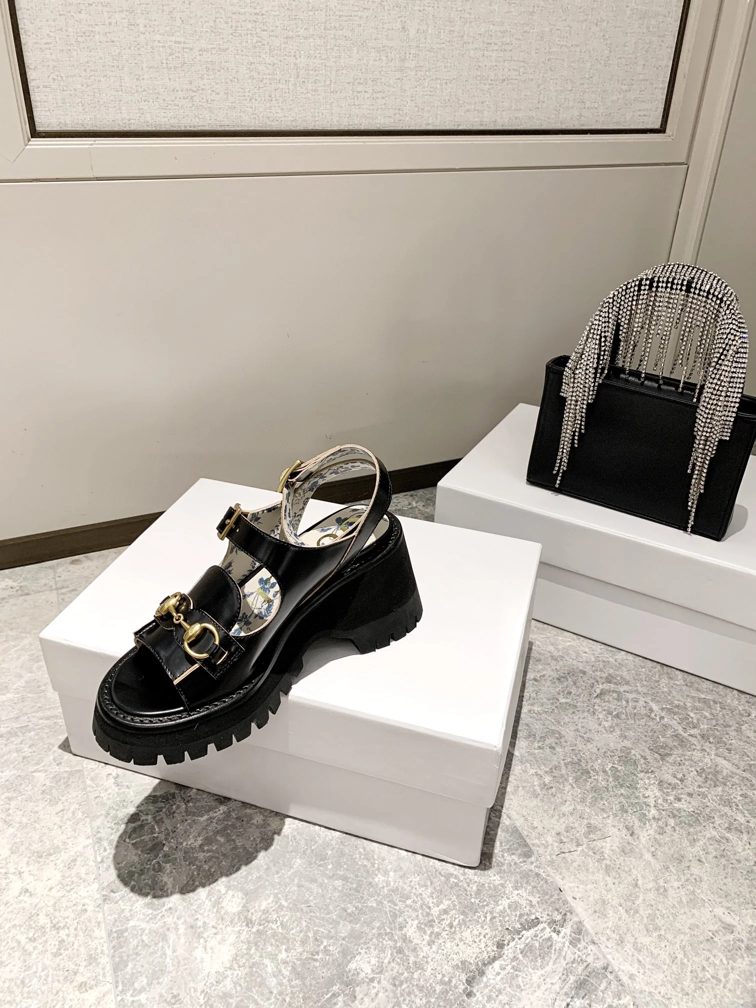 Сандалии Gucci Retro Street с пряжкой на платформе