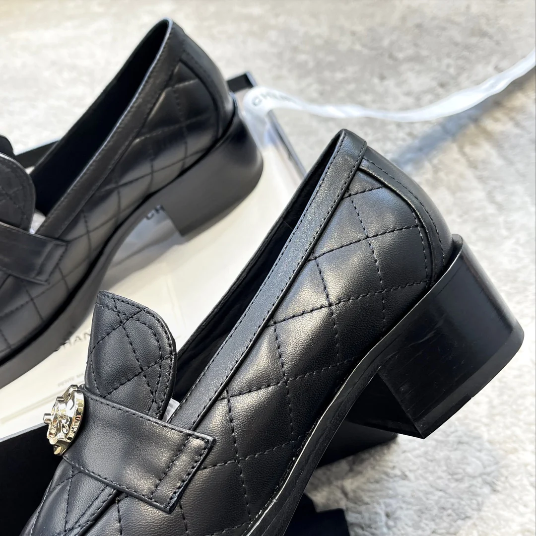 Новинка сезона весна/лето 2023 от Chanel — массивные лоферы в форме сердца с пряжкой.