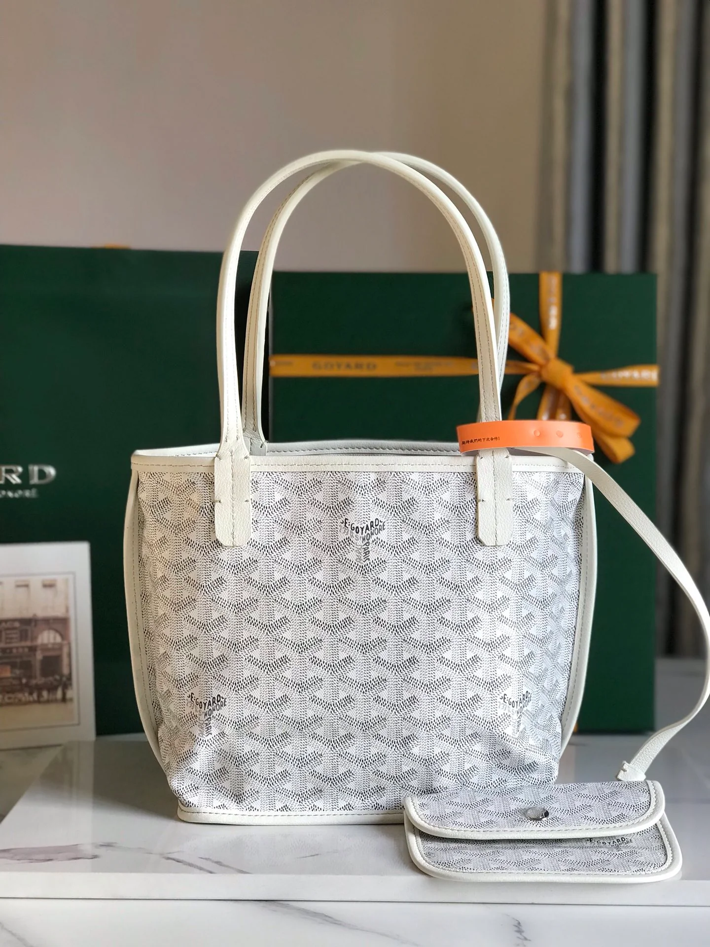 Двусторонняя сумка Goyard из телячьей кожи с цветочным узором - белая.