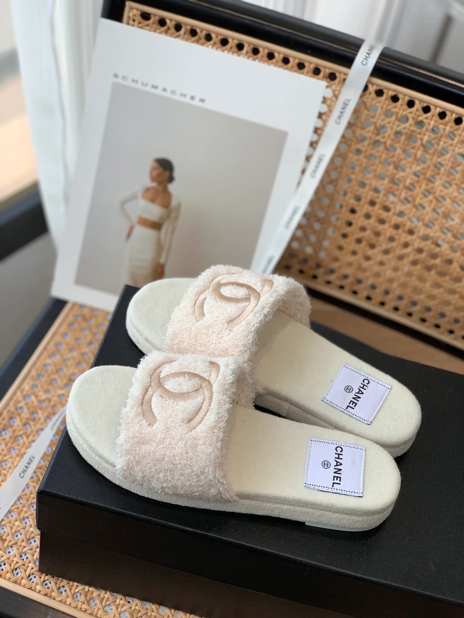 Коллекция Chanel осень/зима 2022 — тапочки из махровой ткани