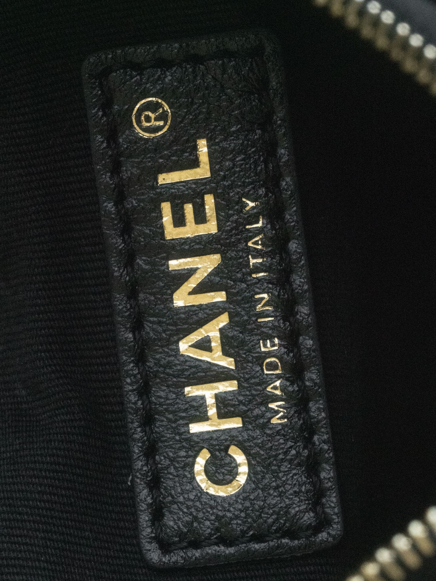 Маленькая многофункциональная сумка для фотоаппарата Chanel из 24-каратного золота — черная.