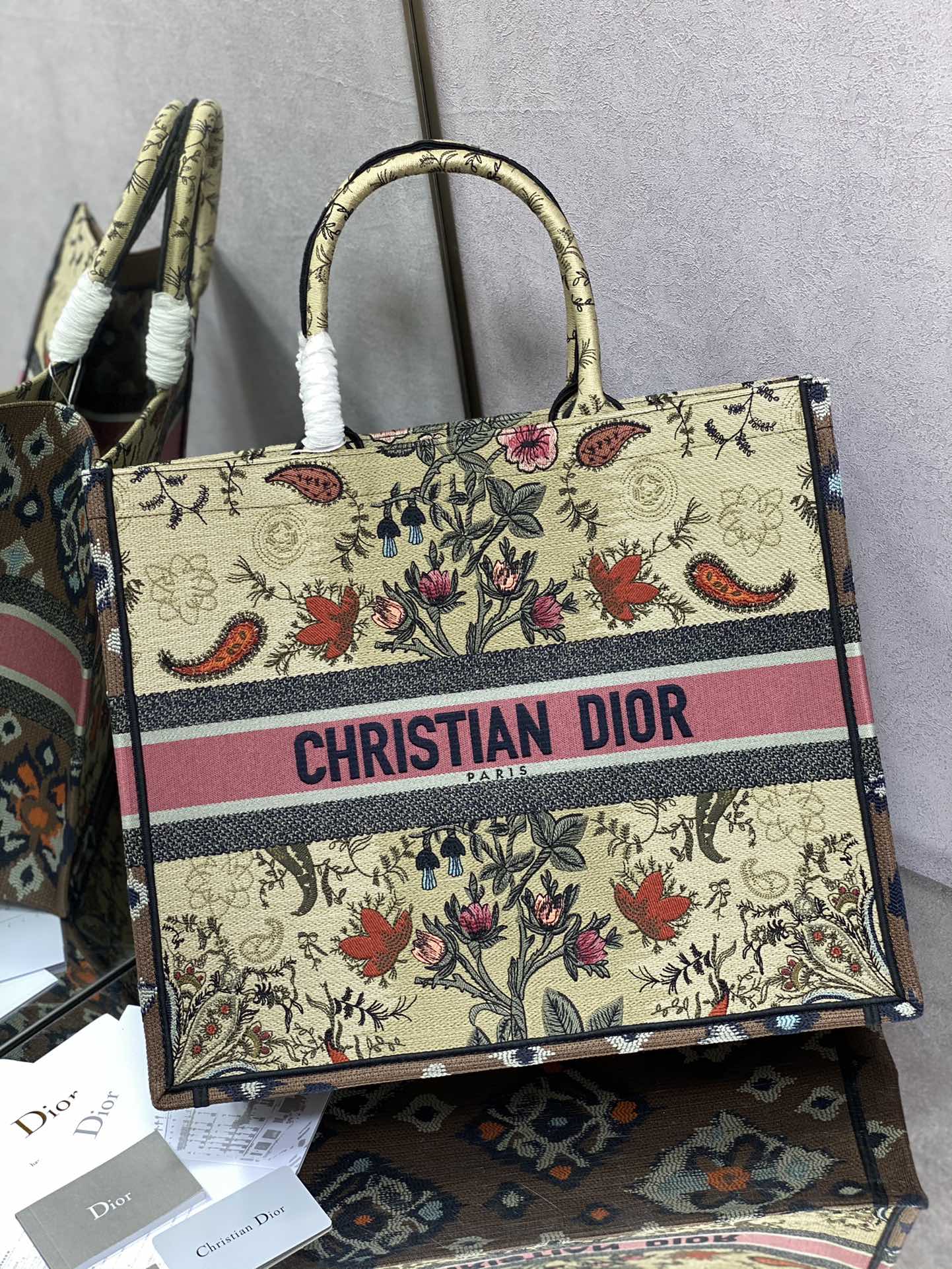 Большая сумка Dior Book Tote 41-5 см, в форме дерева чили.