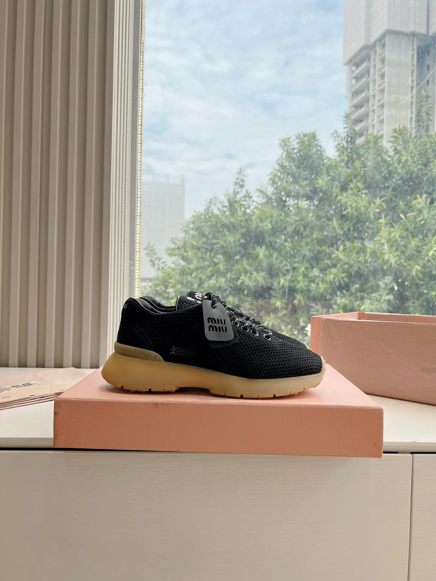 Дышащие повседневные туфли Miu Miu 2024 - черные