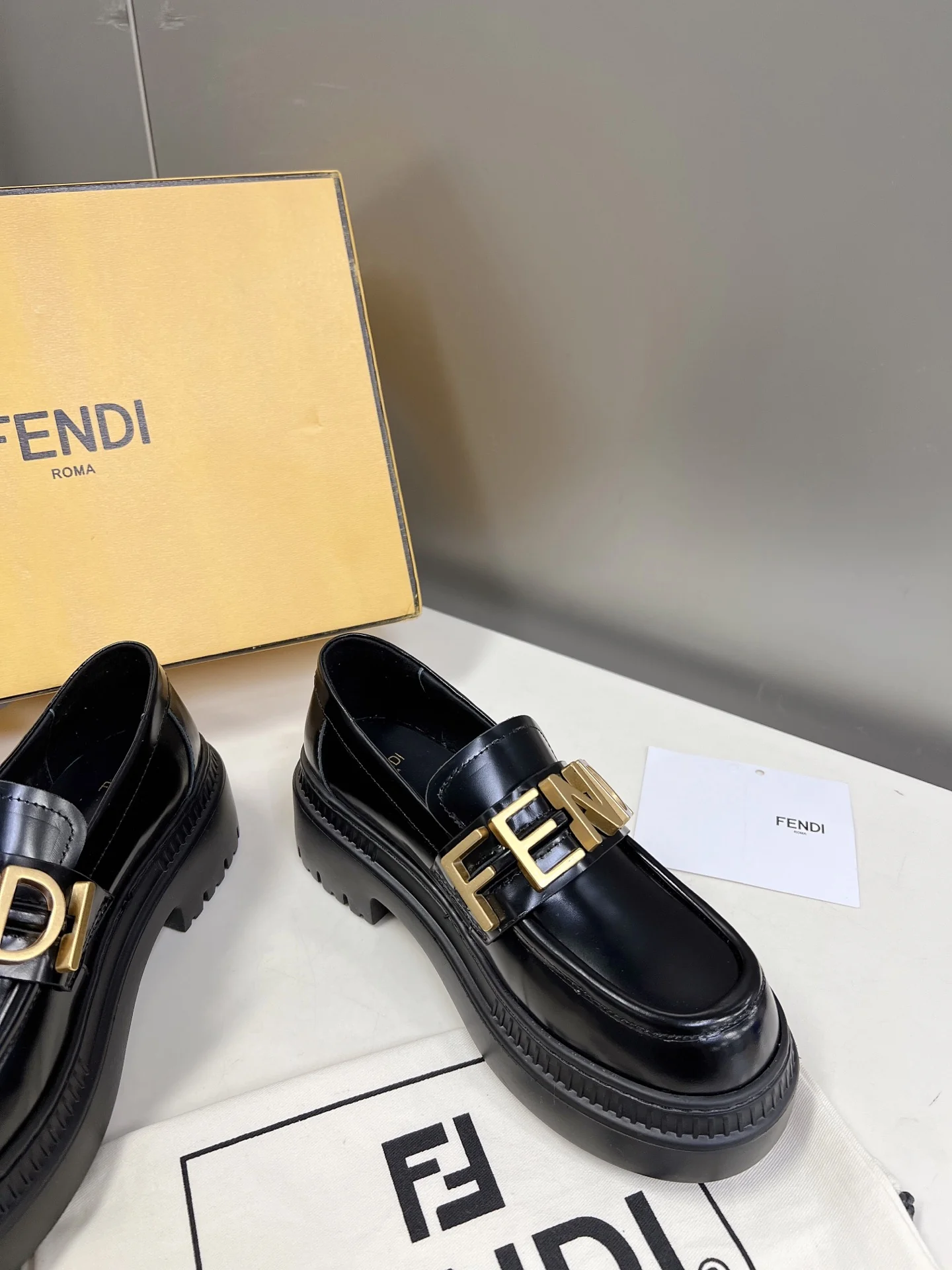 Новинка весны 2022 года от Fendi - туфли Letter Afro - черные.