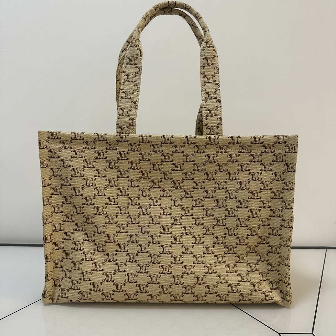 Большая тканевая сумка-тоут Celine Triumph.