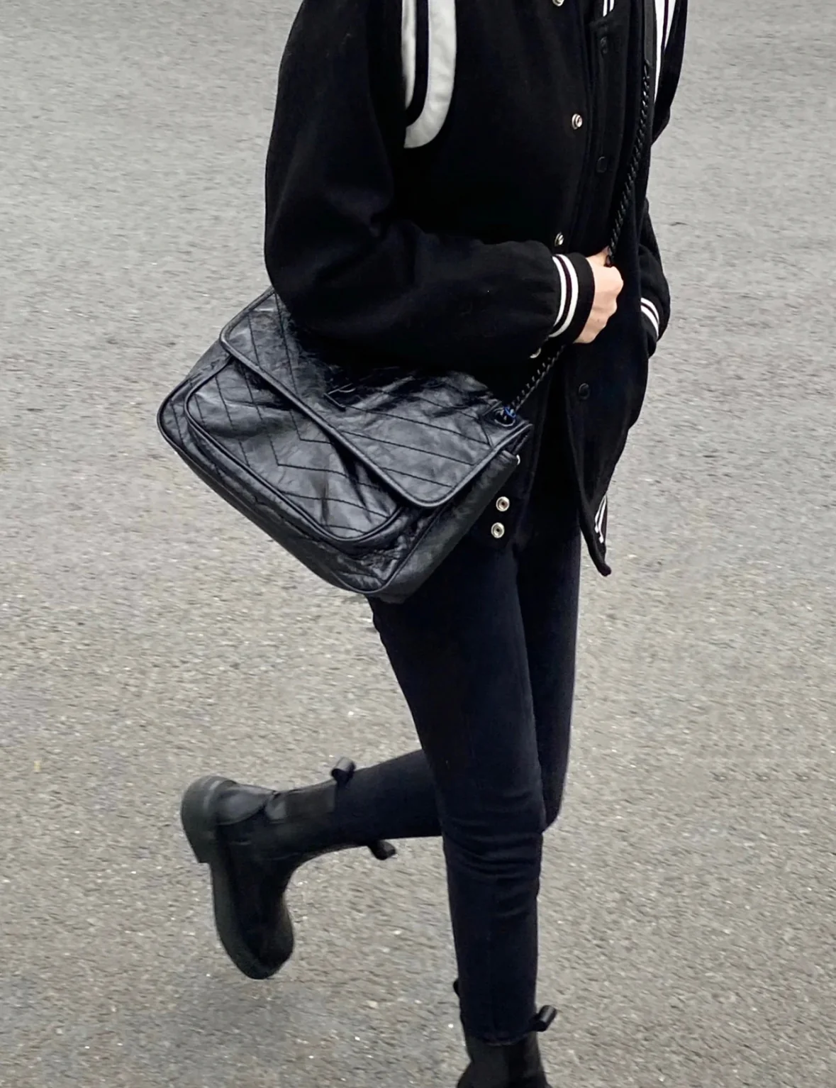 Часы YSL Niki Baby 28 см, кожаные, черные, с черной цепочкой — фото в движении.