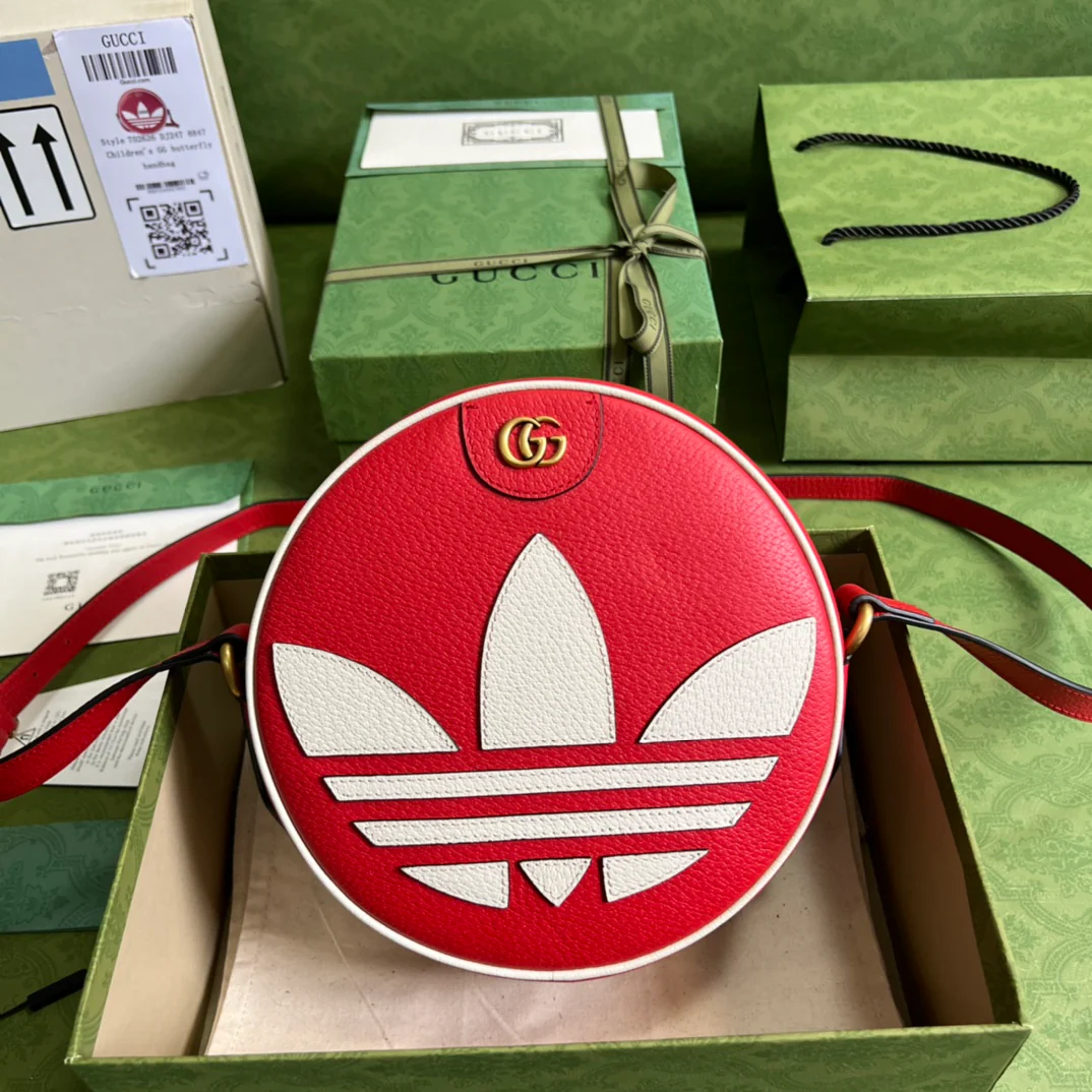 Сумка через плечо, созданная в рамках коллаборации Gucci-adidas x Gucci, 22x22x7 см, красная цветовая гамма.