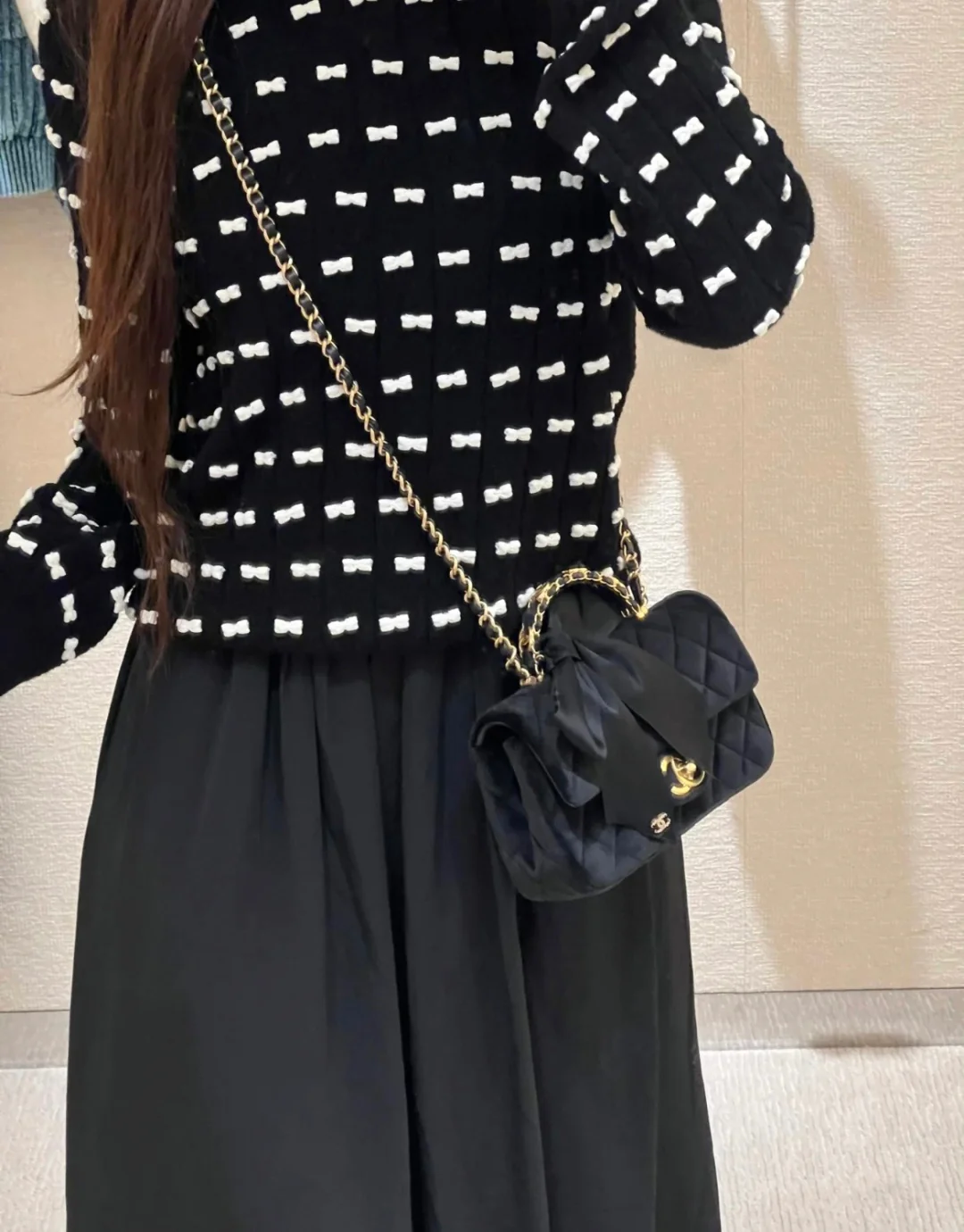 Мини-юбка Chanel 25k с бантом и ручкой из бархата, черная.