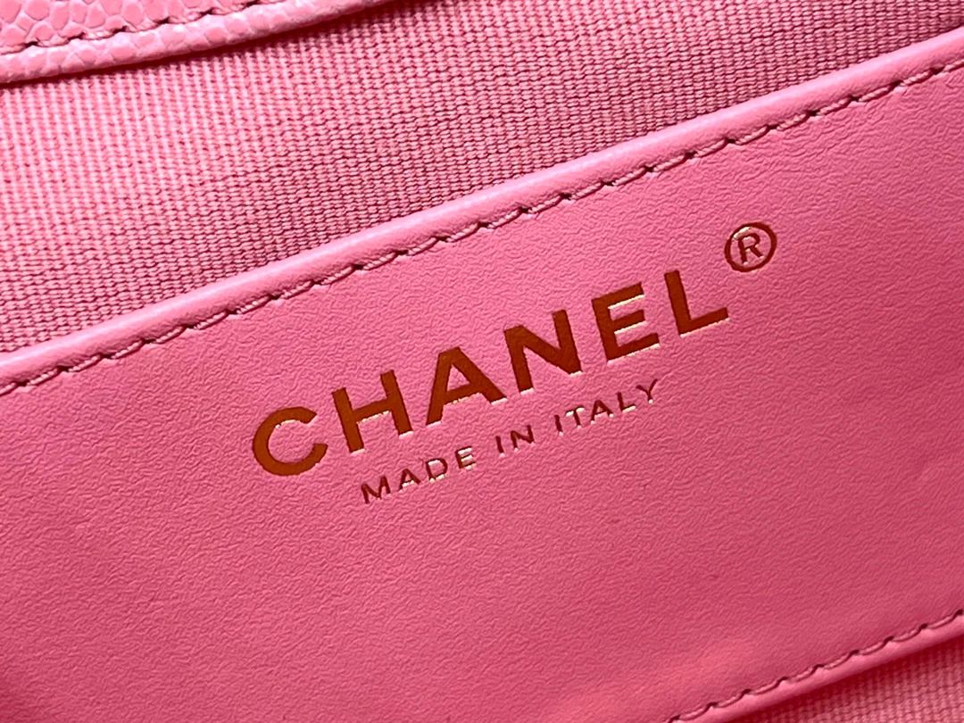 Новинка сезона весна/лето 2023 от Chanel - сумка Lychee Bull Saddle Bag - розовая.