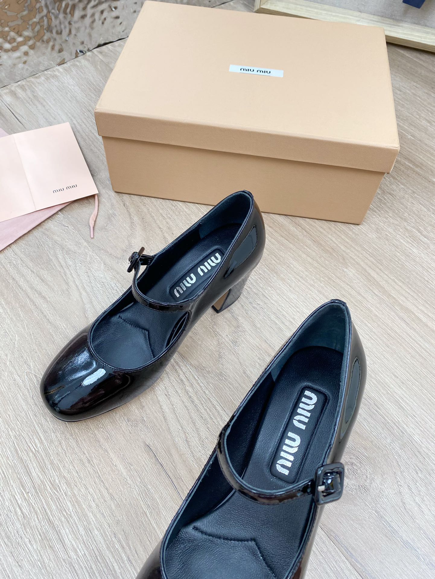 Новинка весны 2023 года от Miu Miu - Туфли на массивном каблуке Greta из лакированной кожи - Черные