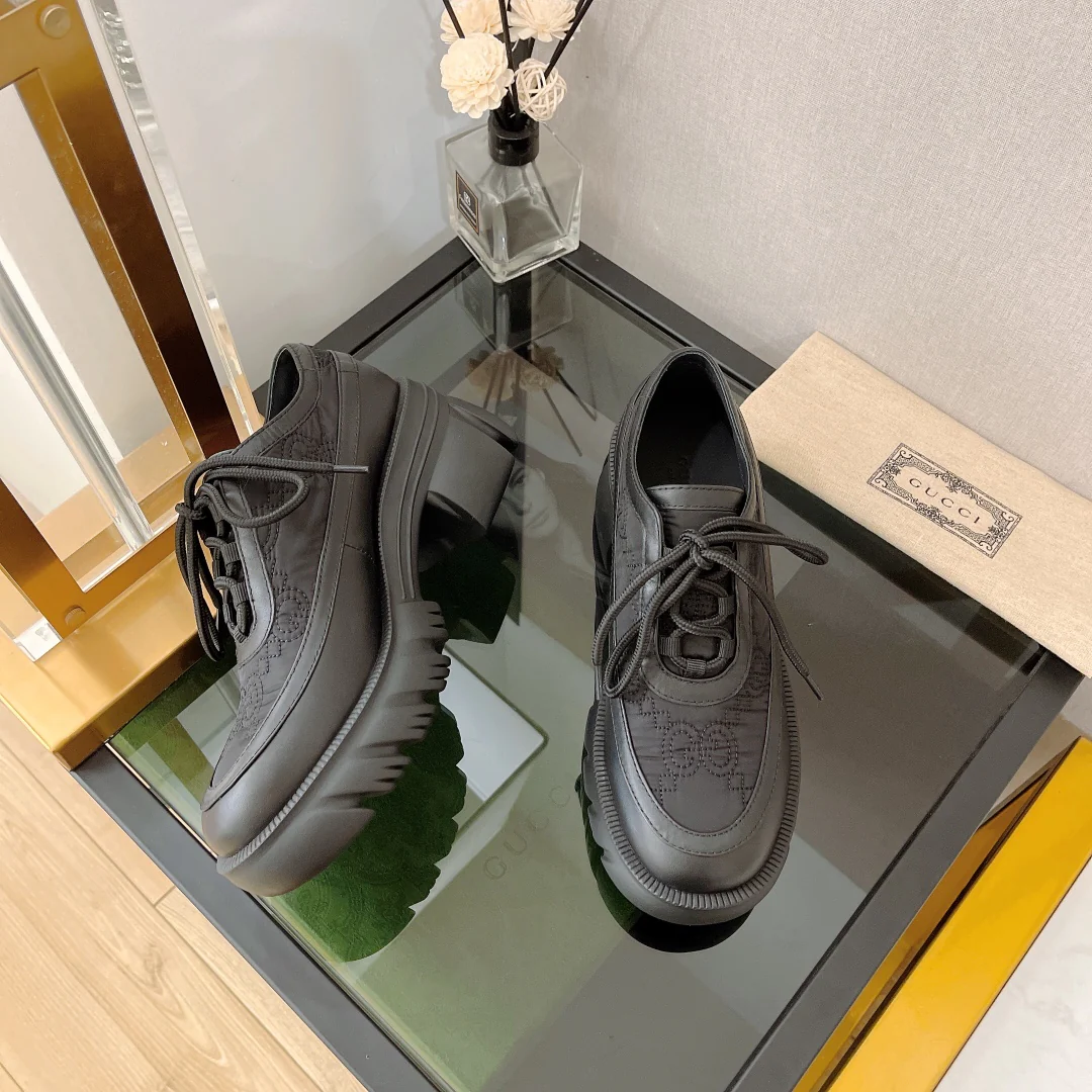 Новинка сезона осень/зима 2022 от Gucci — кроссовки на платформе в британском стиле.