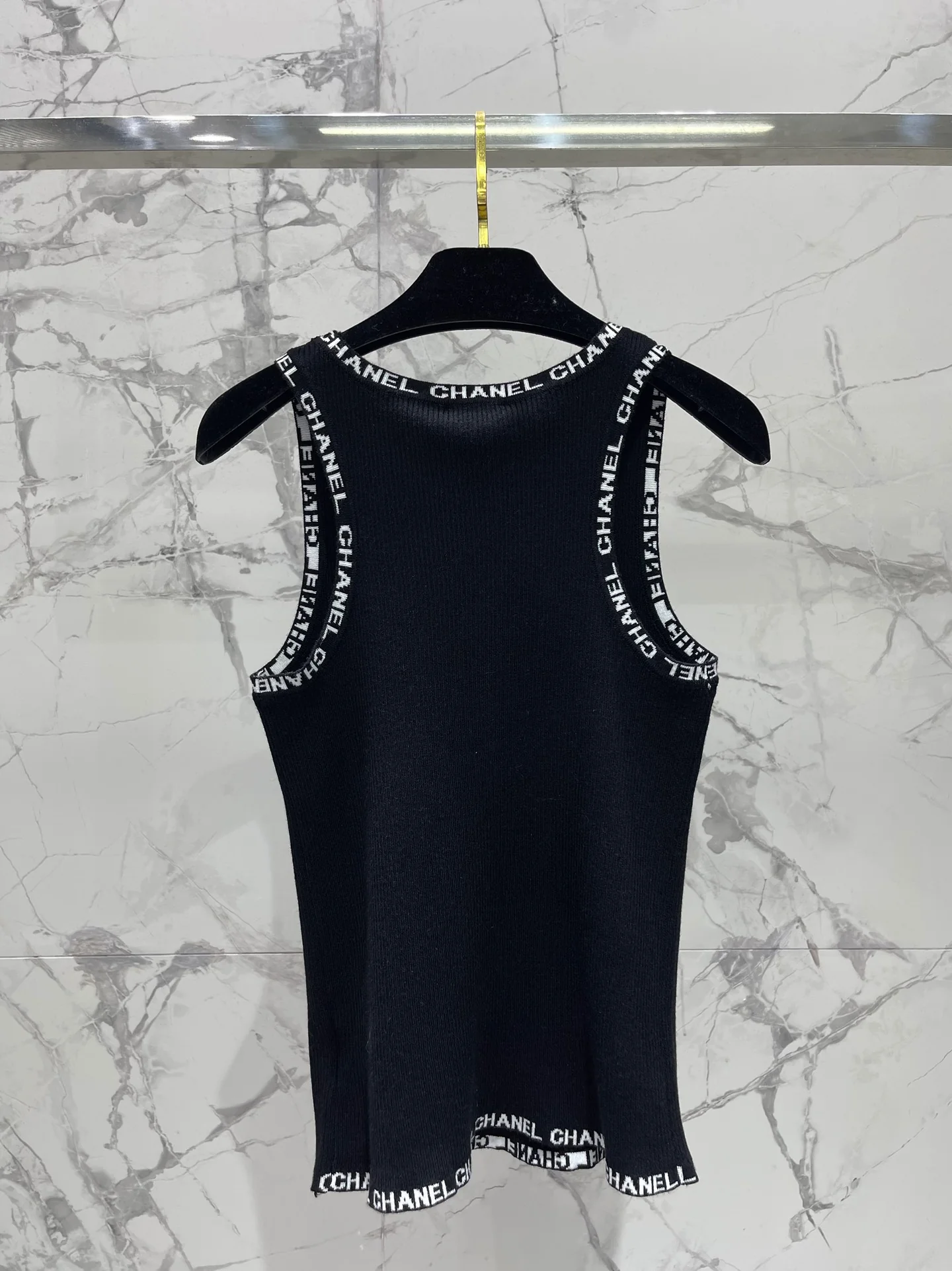 Chanel 2403-24 Летняя новая модель, металлическая пряжка, вышивка букв, шикарная повседневная вязаная майка - черная