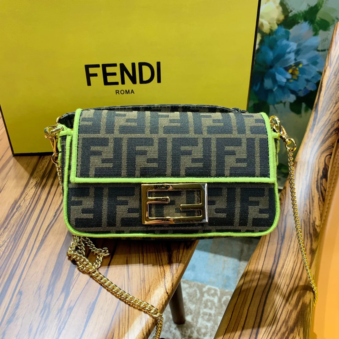 Сумка Fendi Baguette - маленькая желтая сумка с монограммой.