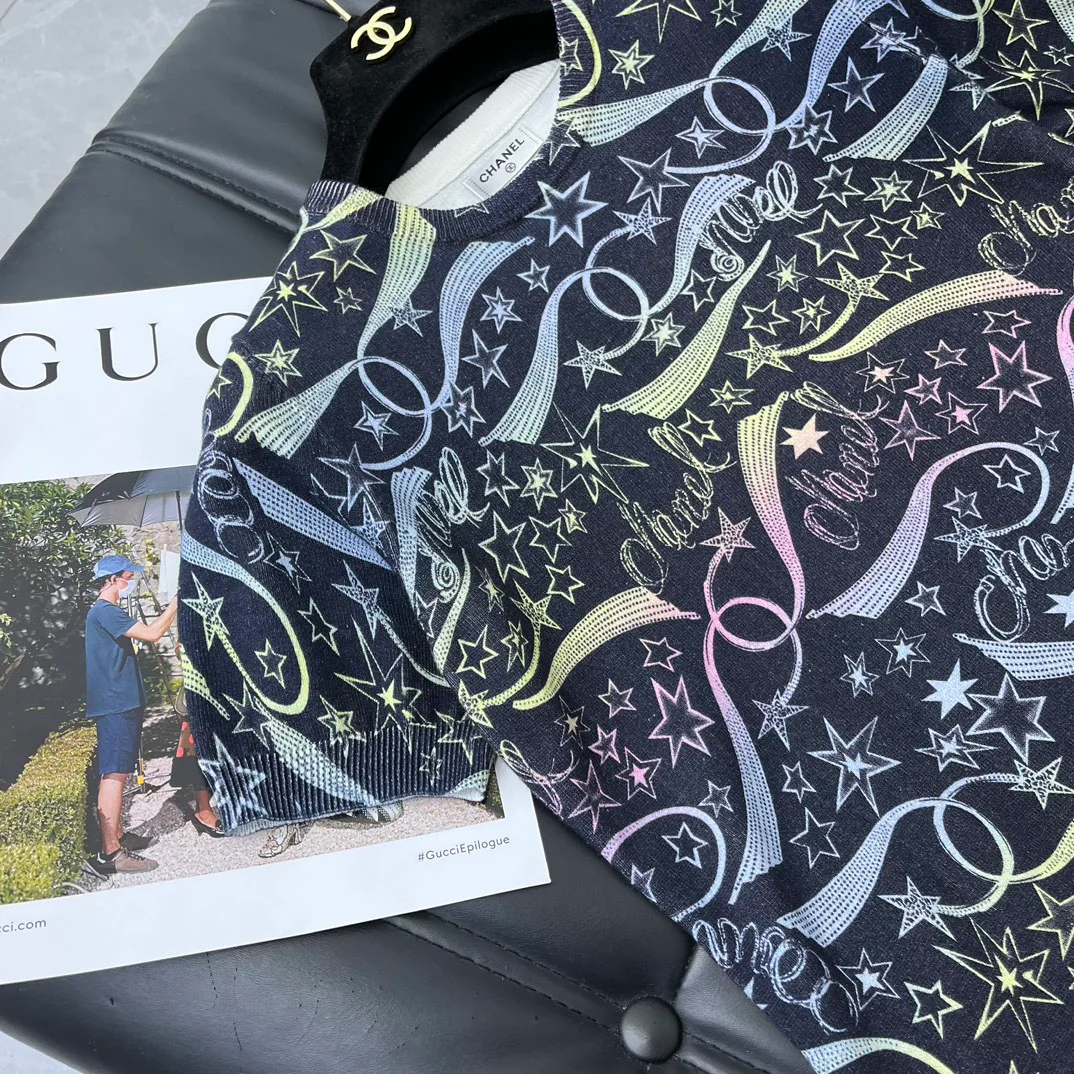 Платье Chanel 2403 Comet Collection из трикотажа с принтом и короткими рукавами.