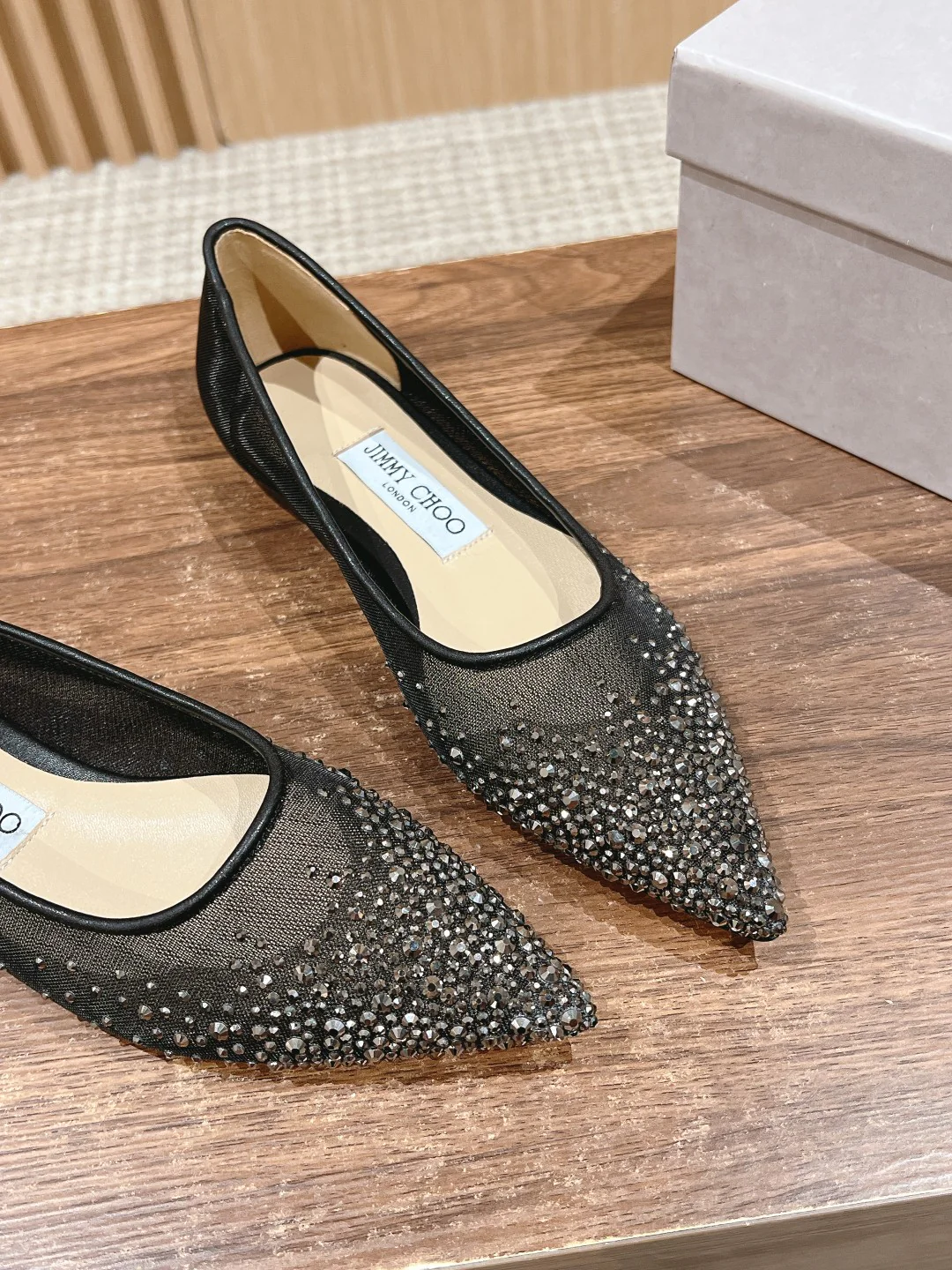 Балетки Jimmy Swarovski с сетчатым верхом и острым носком — черно-серебристые.